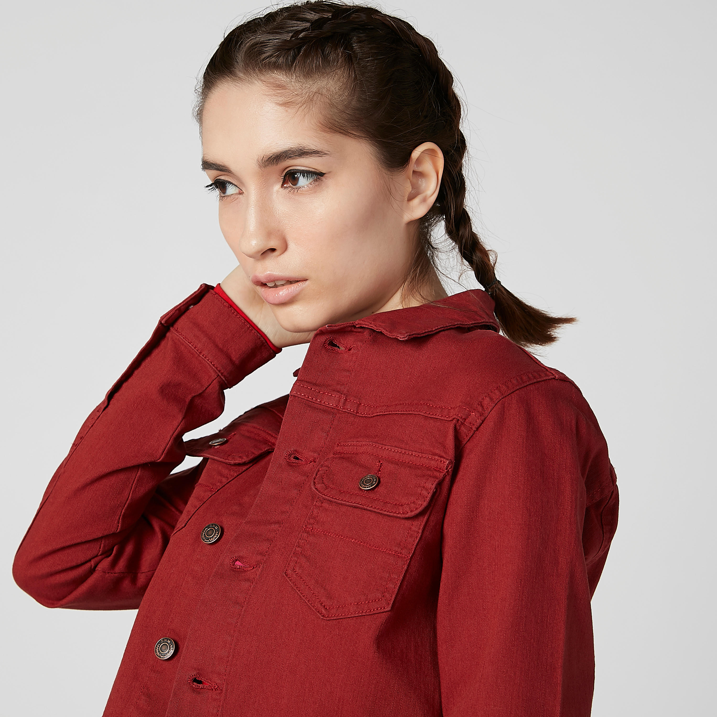 جاكيت دينم مستدامة سادة بأكمام طويلة وجيوب بطيّة-women-winterwear-coatsandjackets-jackets-image-4