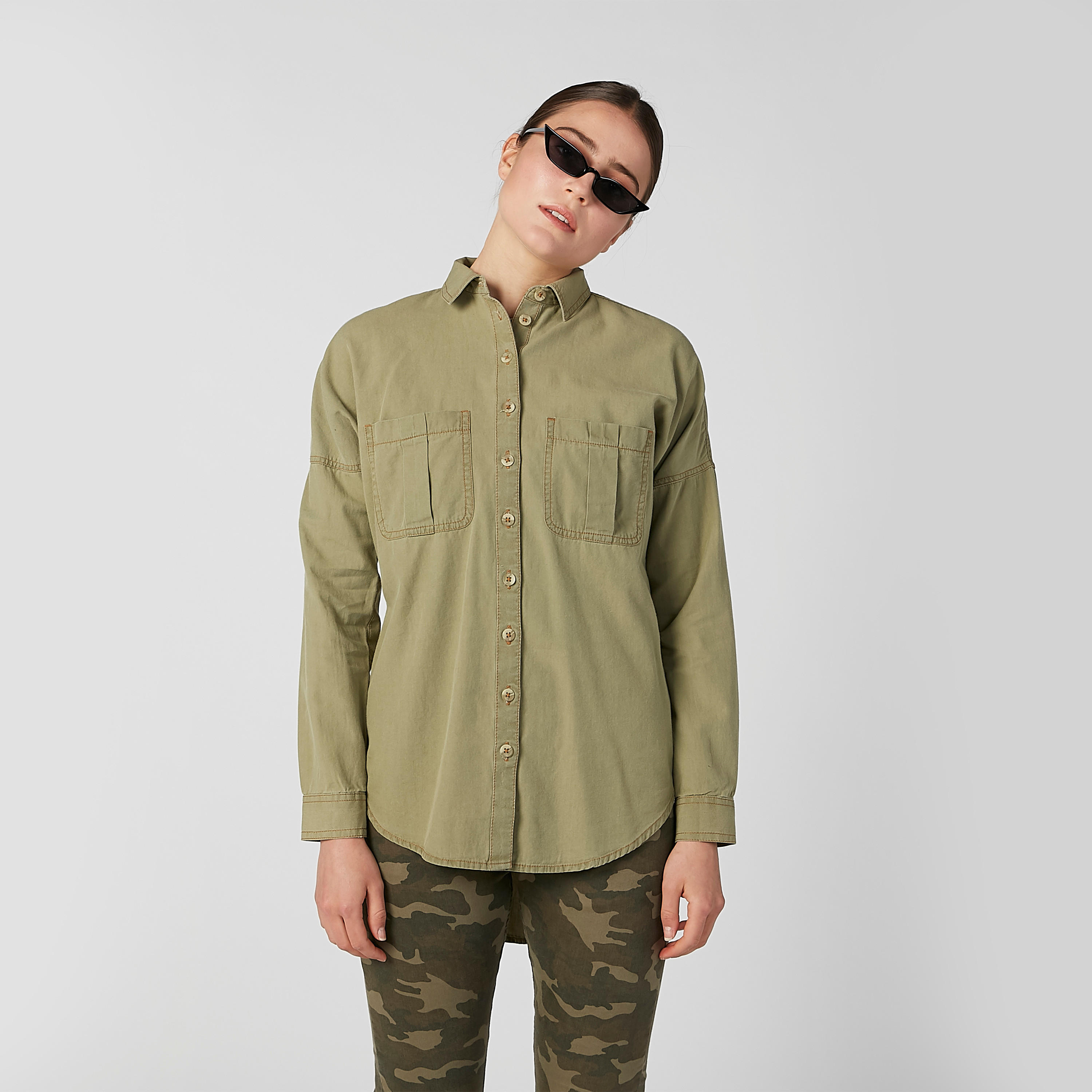 قميص مستدام سادة بأكمام طويلة وجيوب على الصدر -women-clothing-shirtsandblouses-shirts-image-2