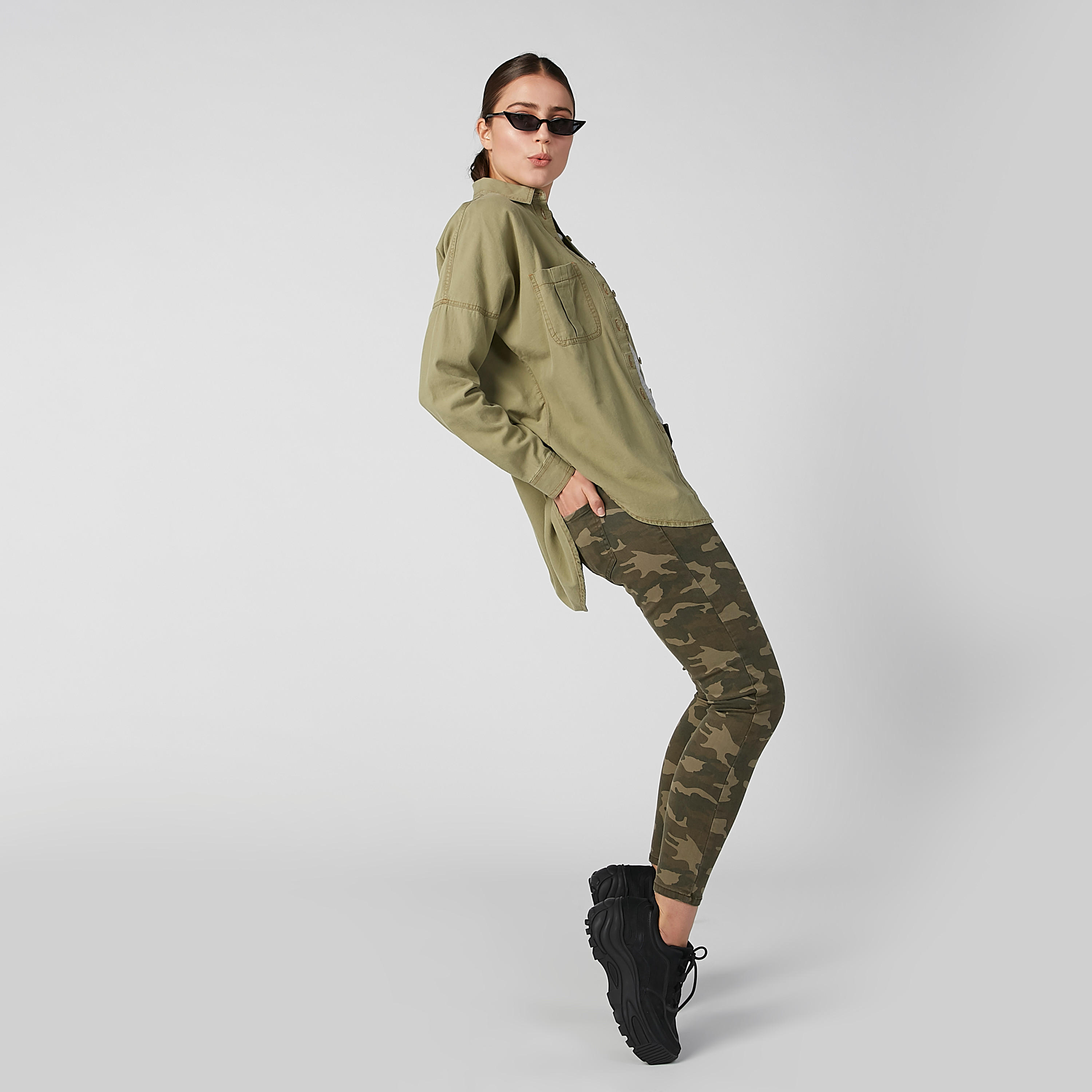 قميص مستدام سادة بأكمام طويلة وجيوب على الصدر -women-clothing-shirtsandblouses-shirts-image-1