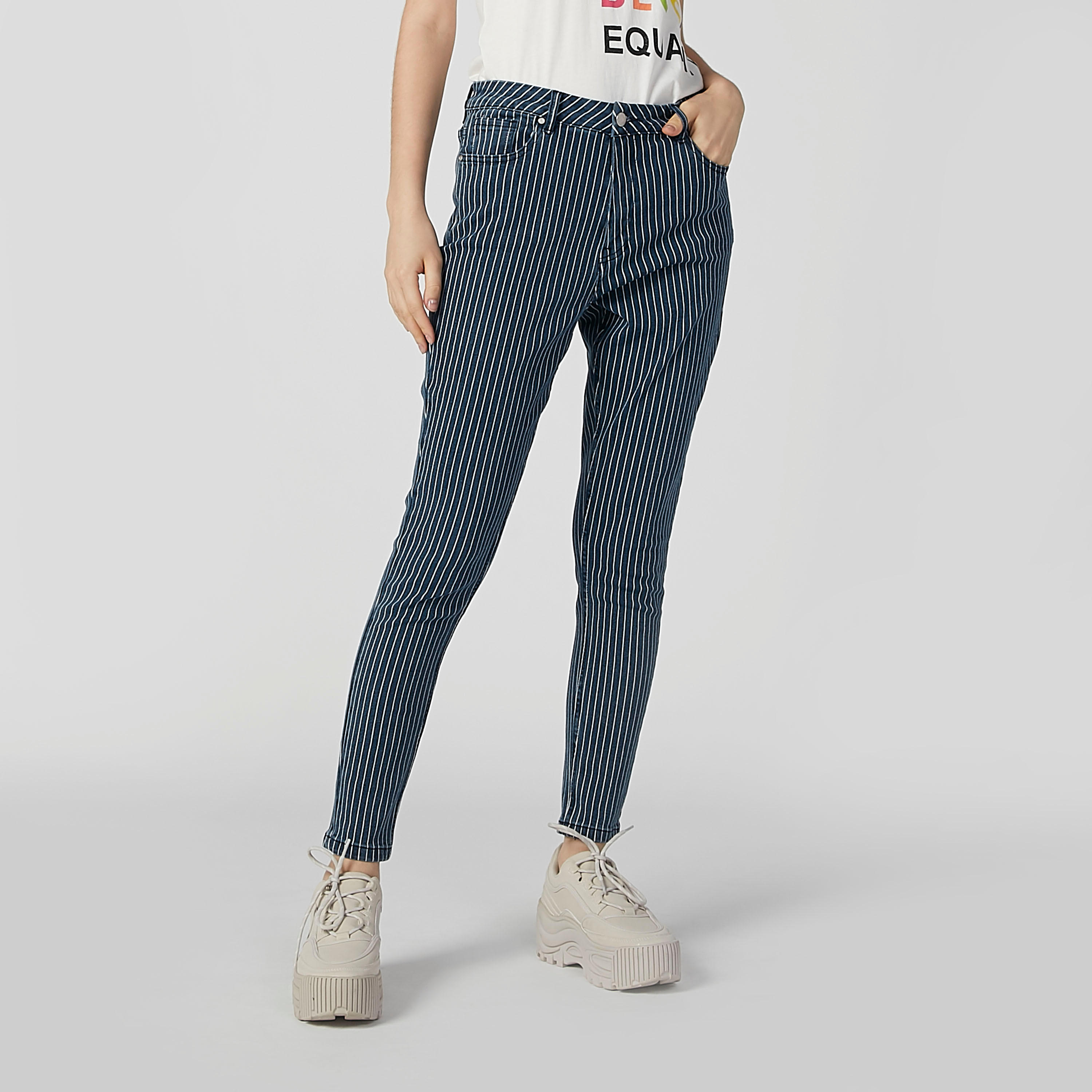 بنطلون جينز مستدام مقلّم بقصّة سكيني وخصر متوسط الارتفاع-women-clothing-bottoms-jeans-image-1