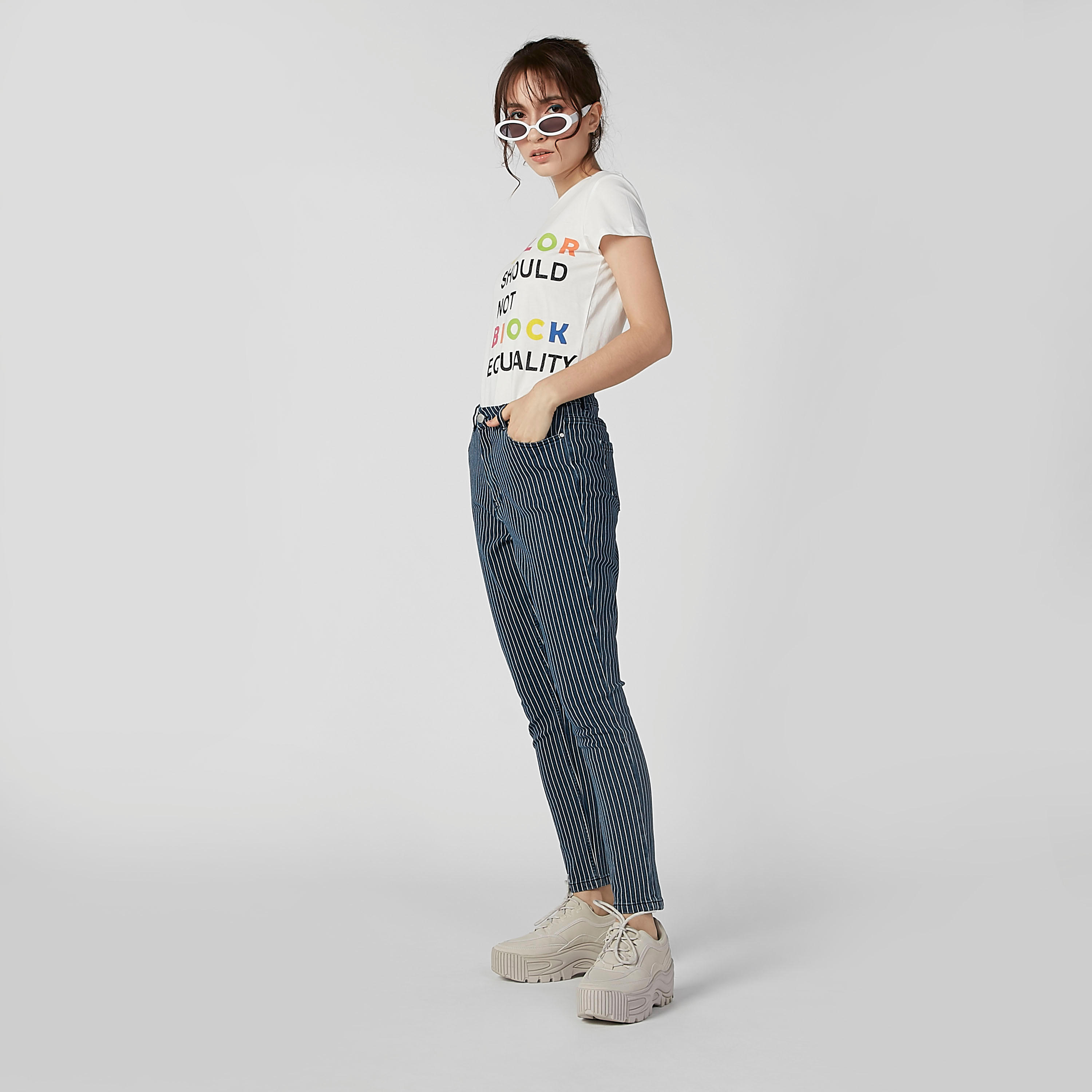 بنطلون جينز مستدام مقلّم بقصّة سكيني وخصر متوسط الارتفاع-women-clothing-bottoms-jeans-image-3