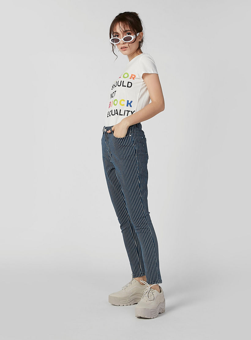 بنطلون جينز مستدام مقلّم بقصّة سكيني وخصر متوسط الارتفاع-women-clothing-bottoms-jeans-image-3