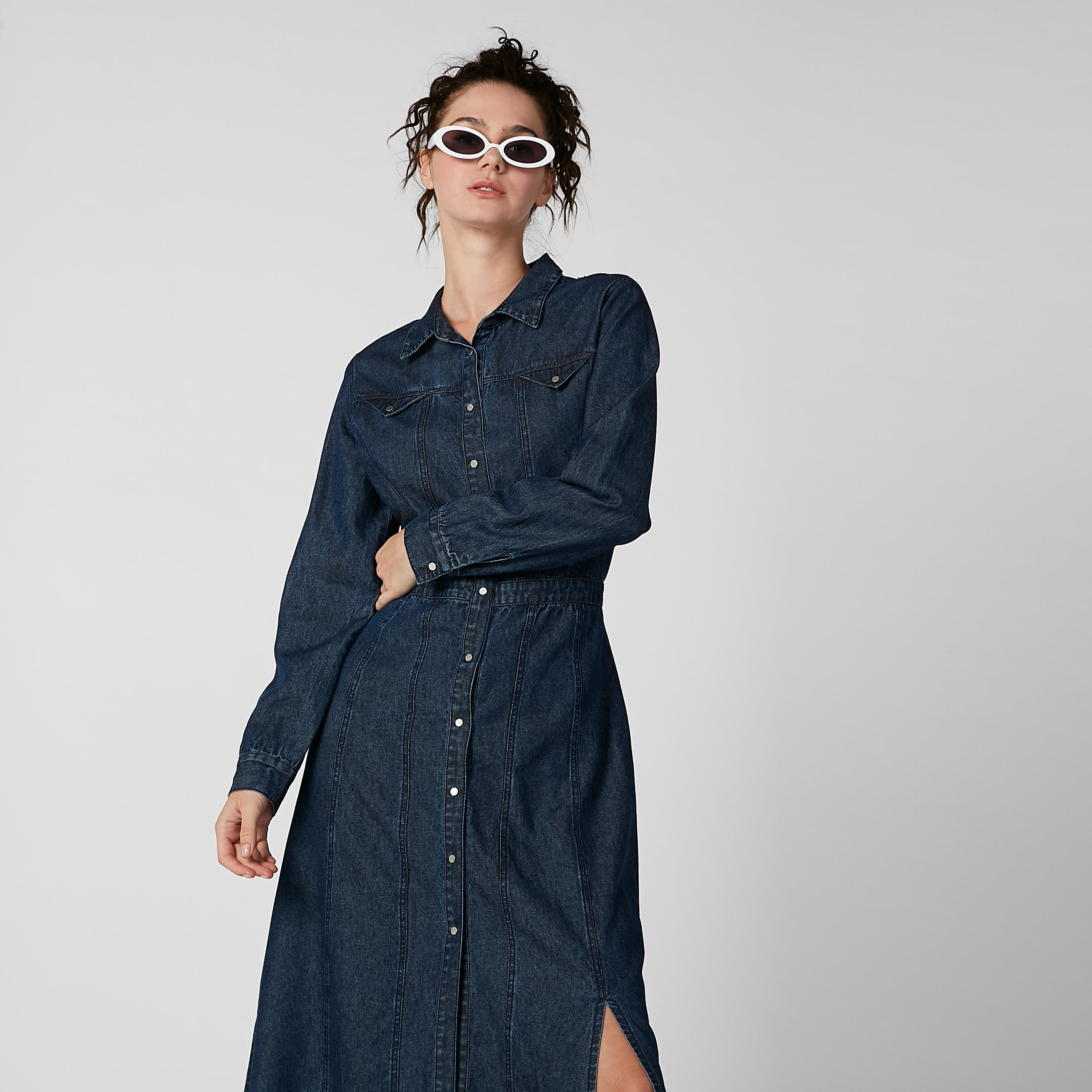 فستان قميص دينم سادة بأكمام طويلة وفتحة جانبية-women-clothing-dresses-image-2