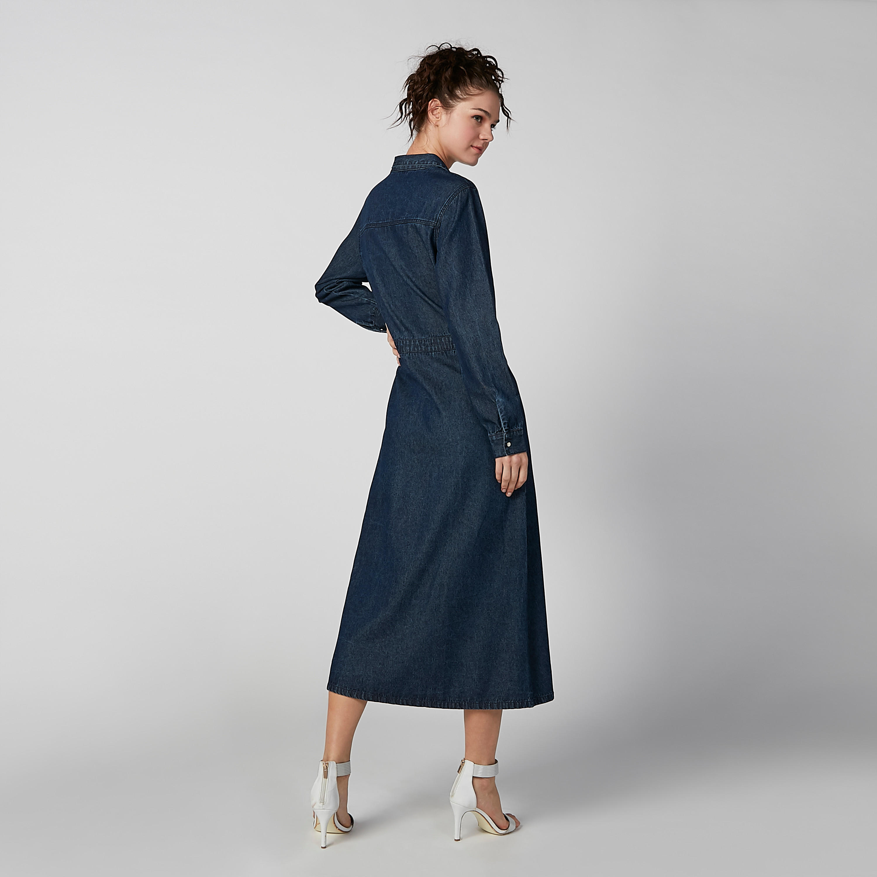 فستان قميص دينم سادة بأكمام طويلة وفتحة جانبية-women-clothing-dresses-image-4