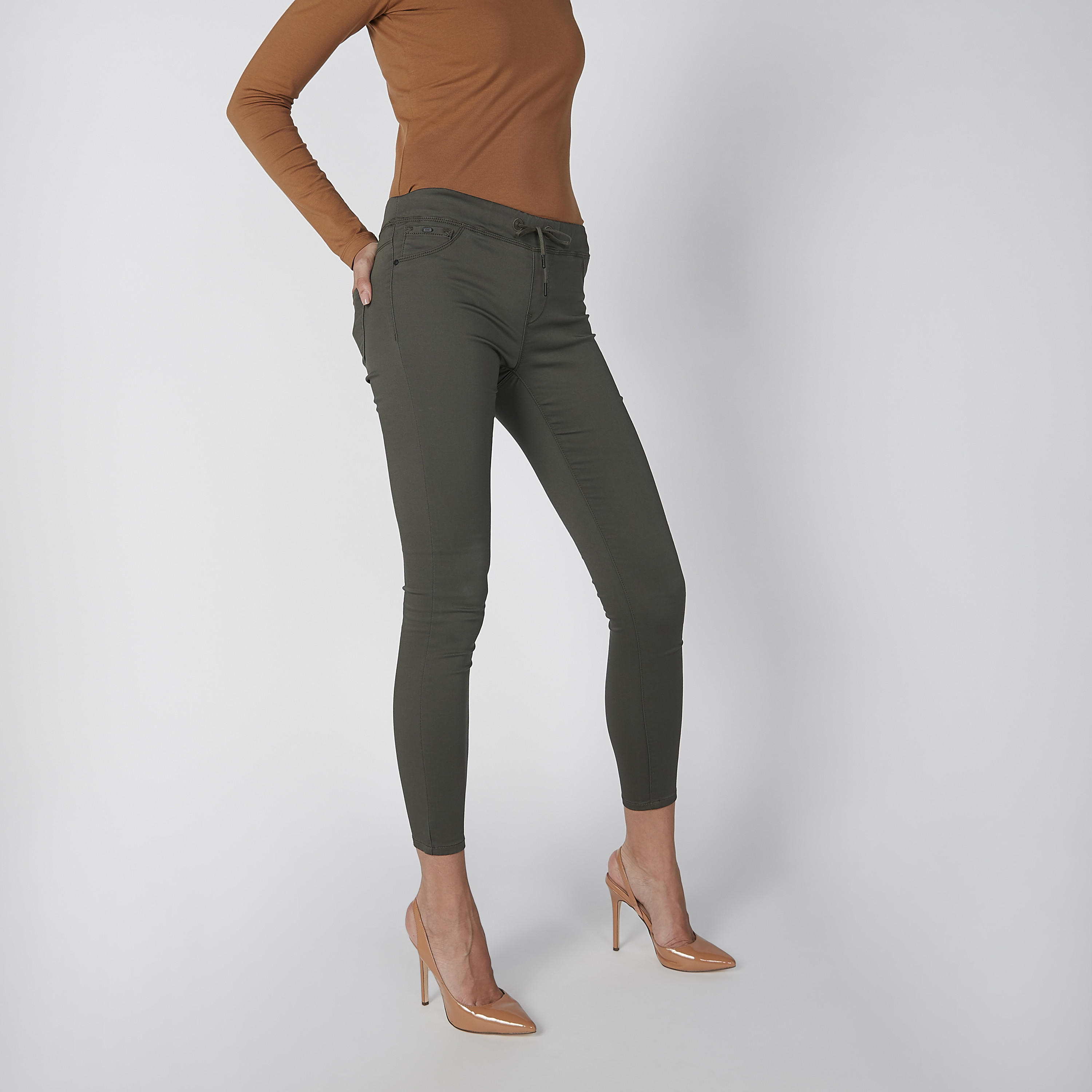 بنطال جينز سادة برباط وجيوب-women-clothing-bottoms-jeans-image-5