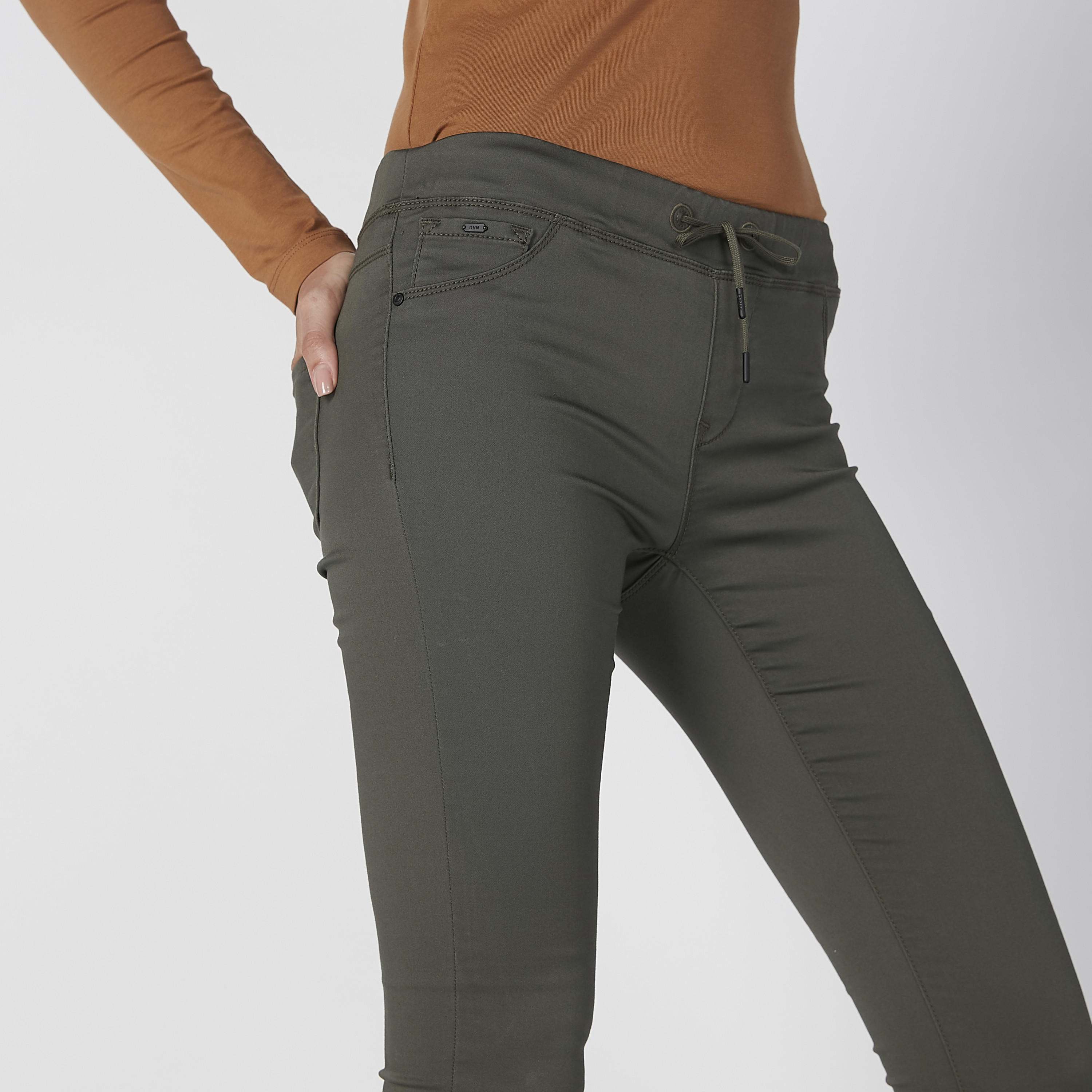 بنطال جينز سادة برباط وجيوب-women-clothing-bottoms-jeans-image-1