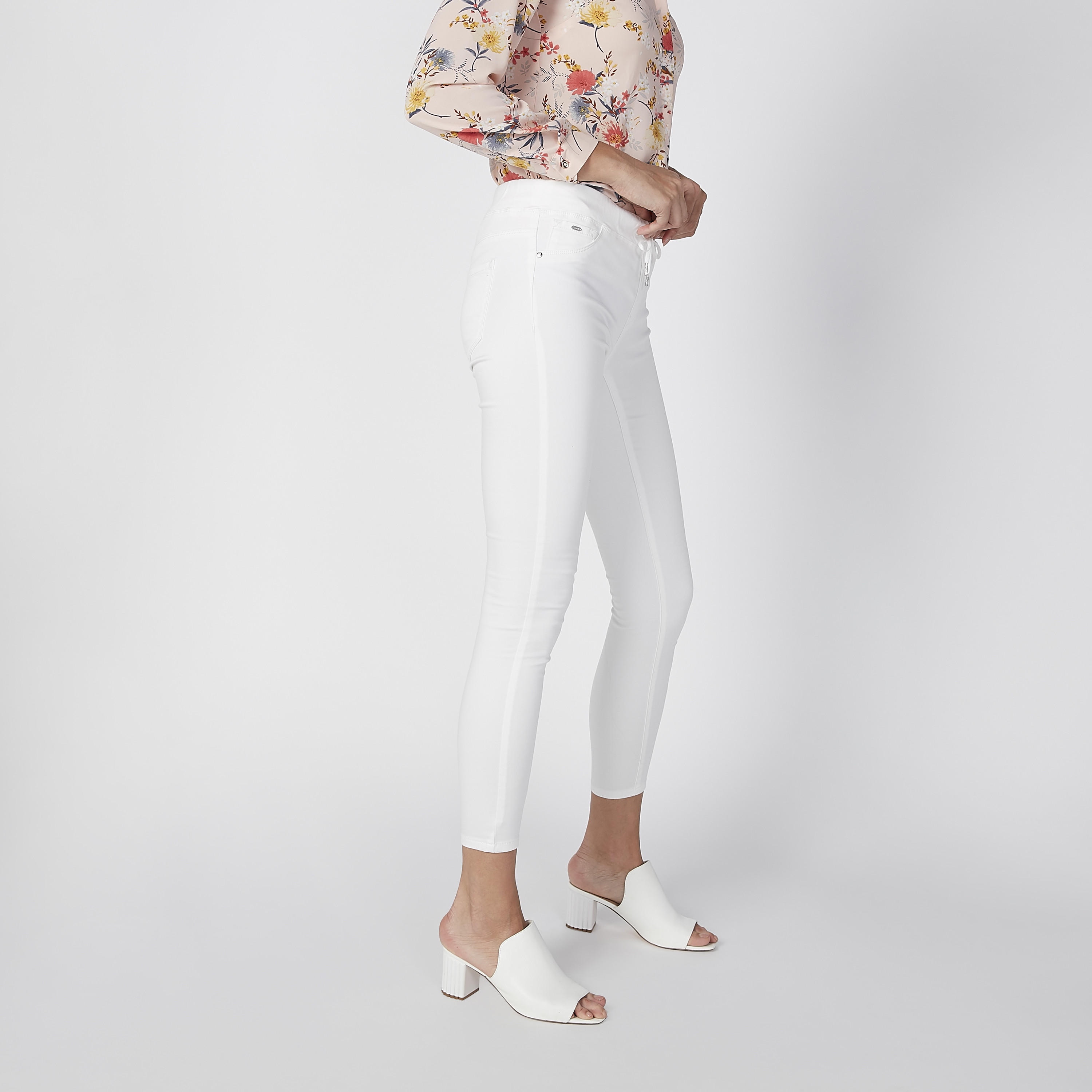 بنطال جينز سادة برباط وجيوب-women-clothing-bottoms-jeans-image-3