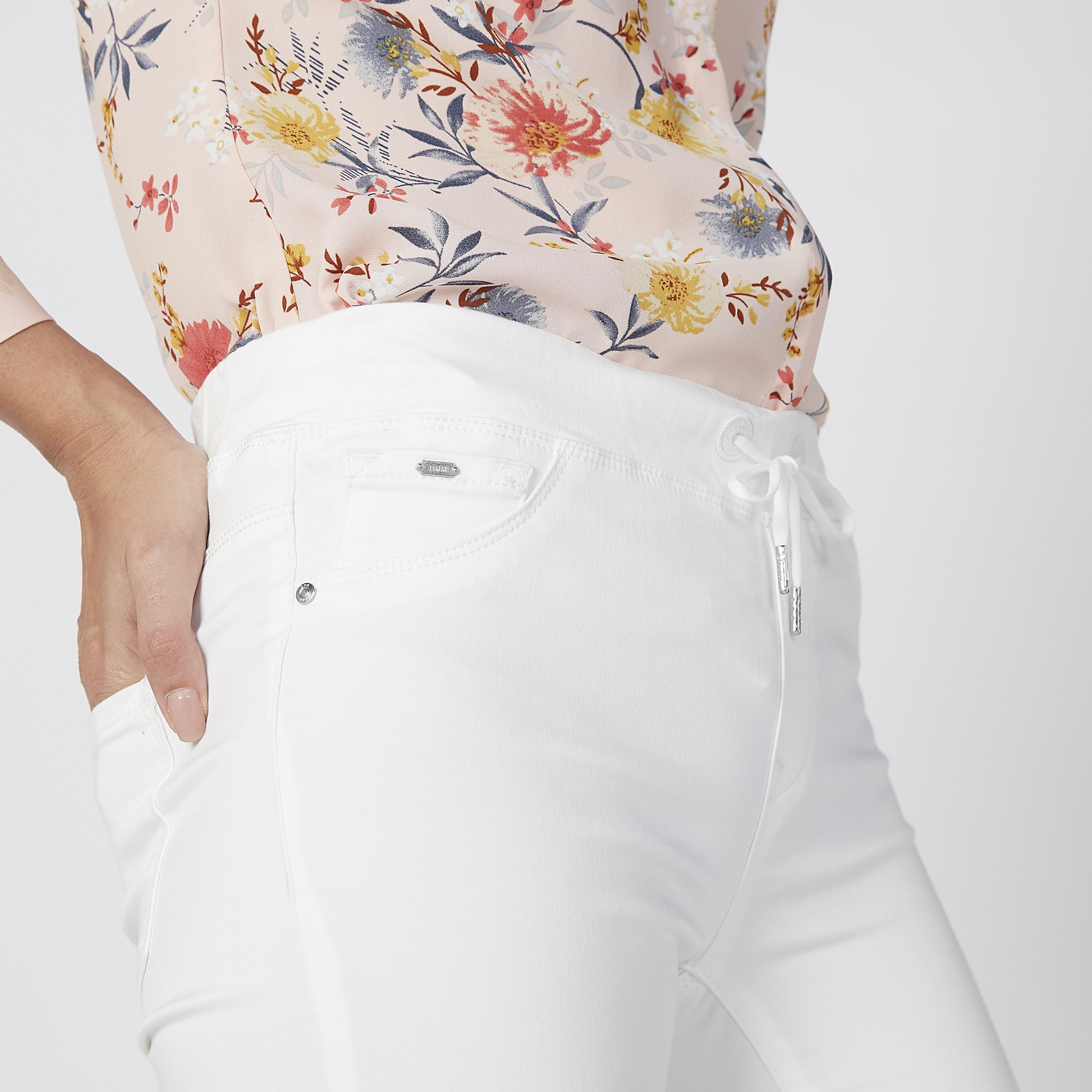 بنطال جينز سادة برباط وجيوب-women-clothing-bottoms-jeans-image-5