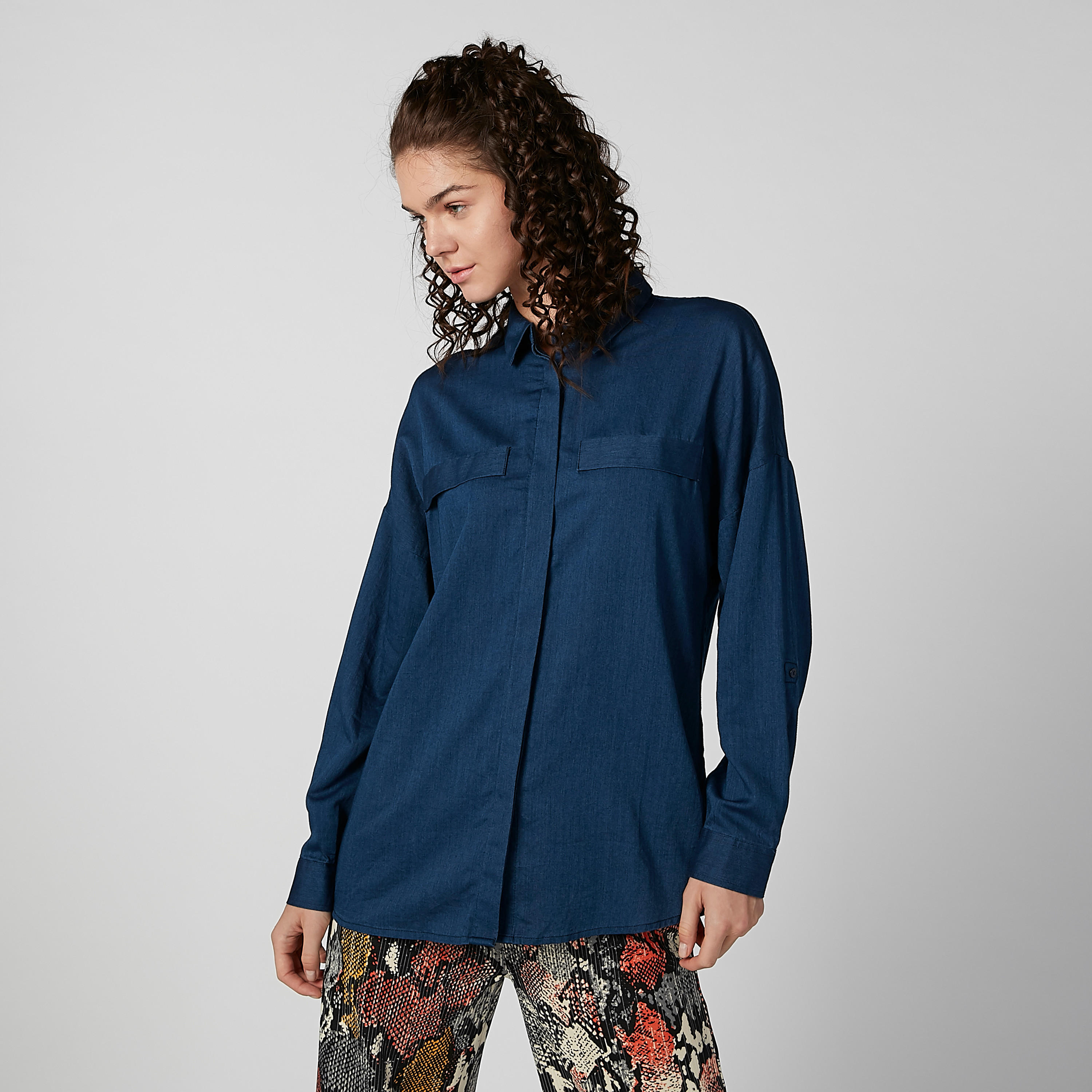 قميص سادة بياقة عاديّة وأزرار غير مرئية-women-clothing-shirtsandblouses-shirts-image-5