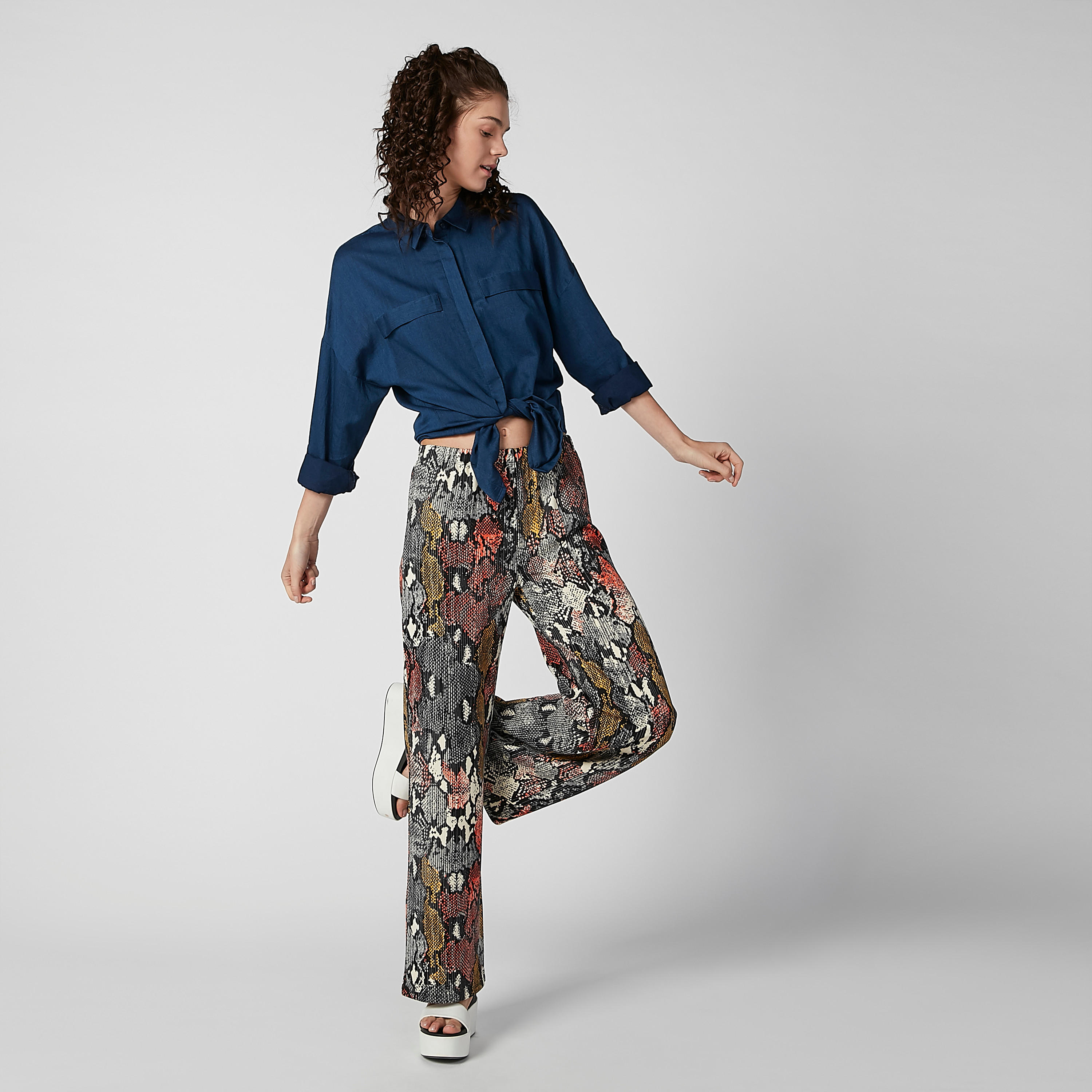 قميص سادة بياقة عاديّة وأزرار غير مرئية-women-clothing-shirtsandblouses-shirts-image-4