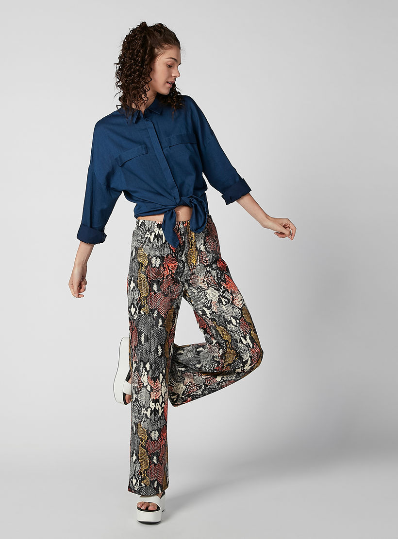 قميص سادة بياقة عاديّة وأزرار غير مرئية-women-clothing-shirtsandblouses-shirts-image-4
