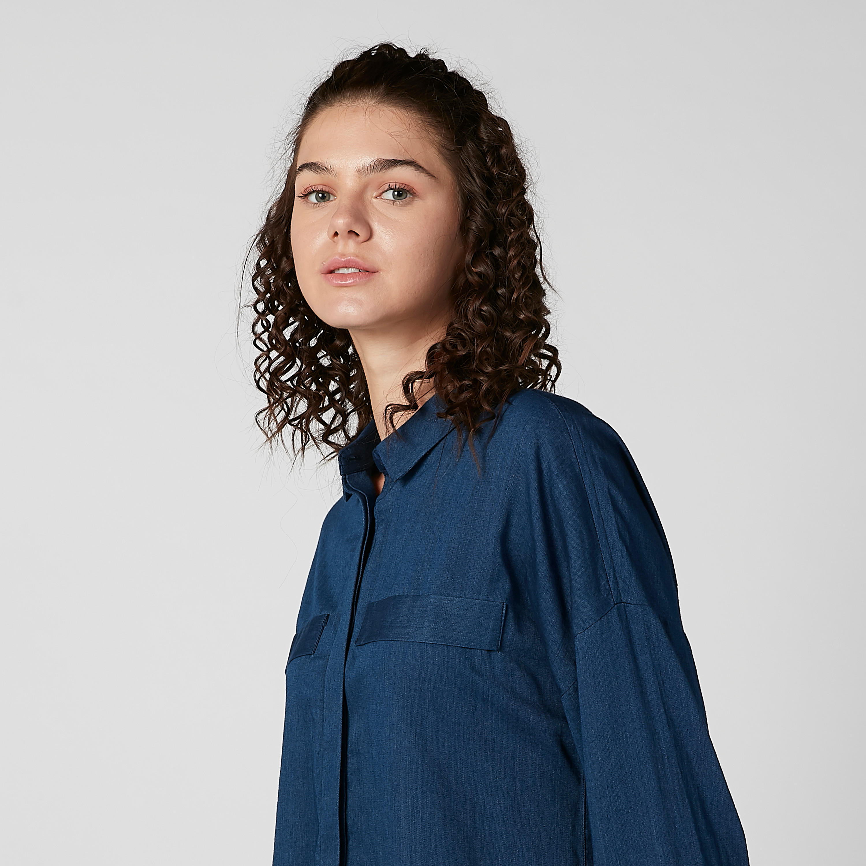 قميص سادة بياقة عاديّة وأزرار غير مرئية-women-clothing-shirtsandblouses-shirts-image-3