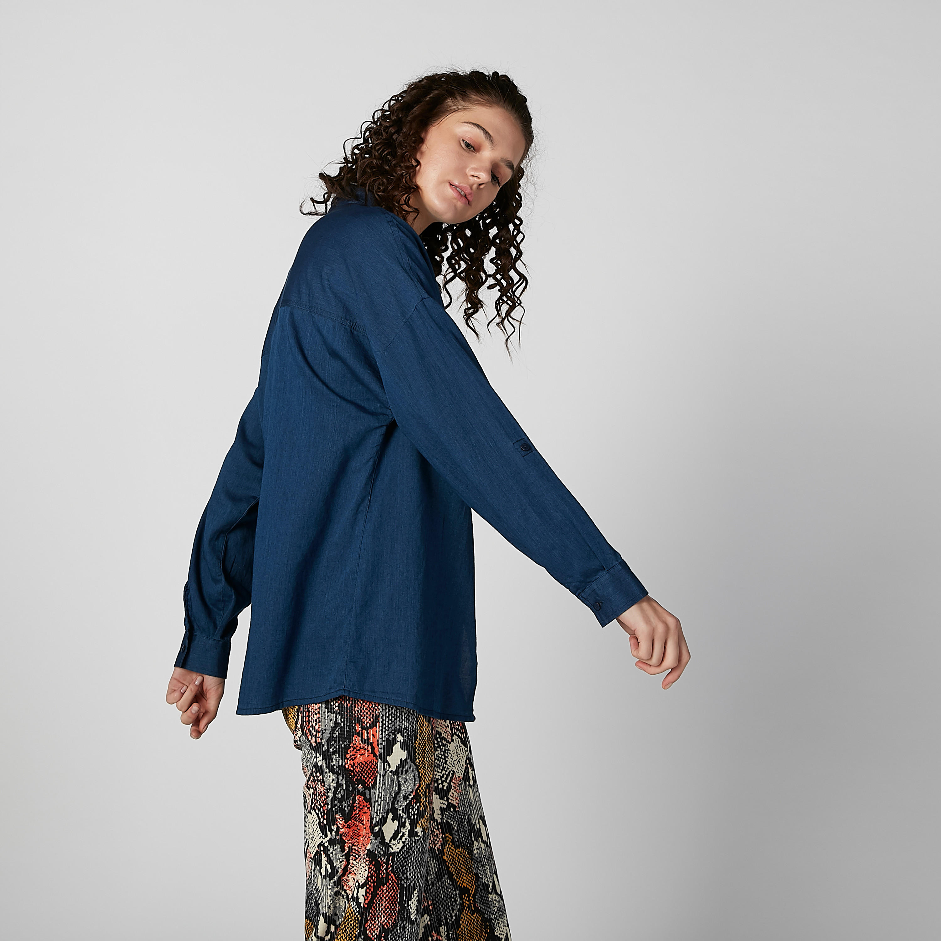 قميص سادة بياقة عاديّة وأزرار غير مرئية-women-clothing-shirtsandblouses-shirts-image-2