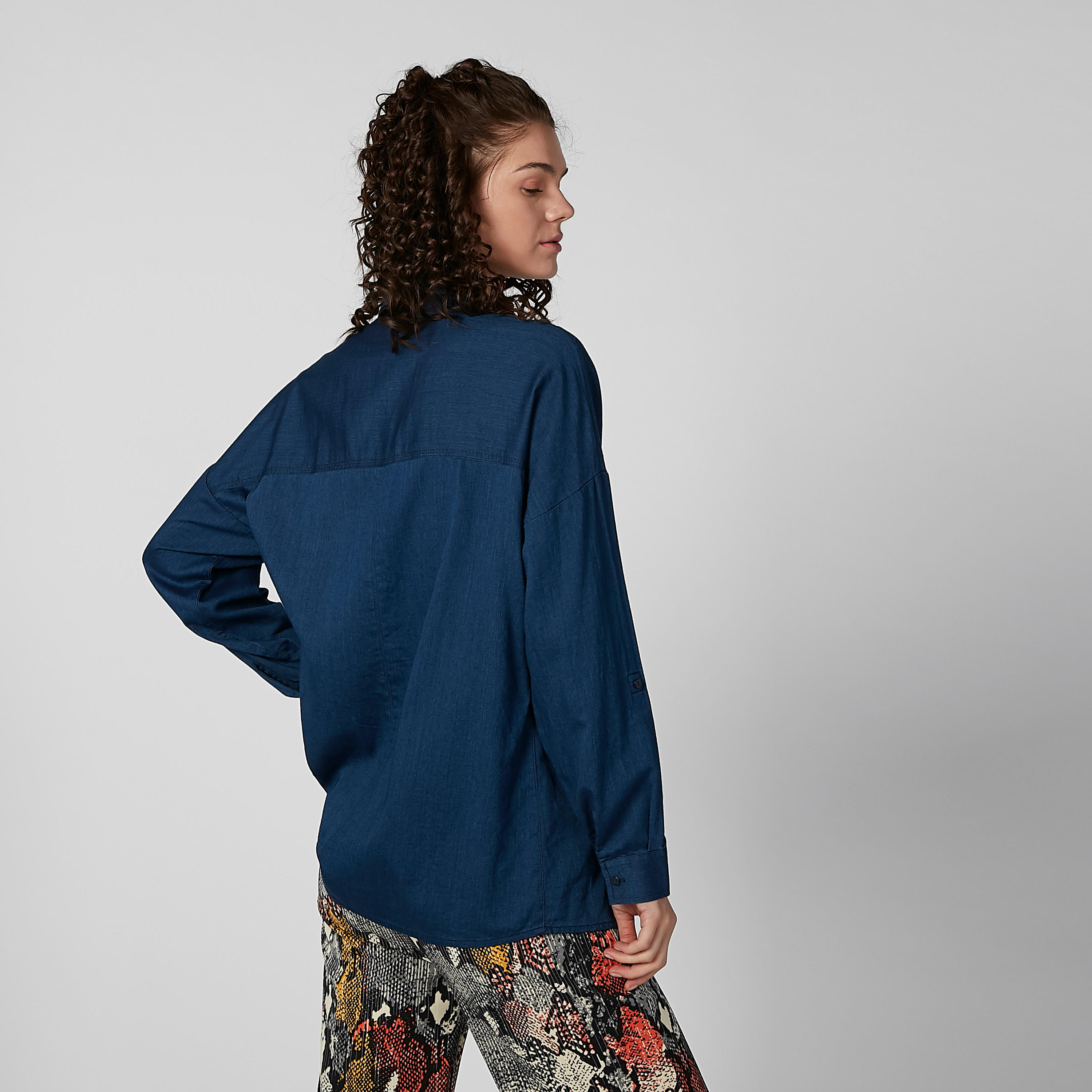 قميص سادة بياقة عاديّة وأزرار غير مرئية-women-clothing-shirtsandblouses-shirts-image-1