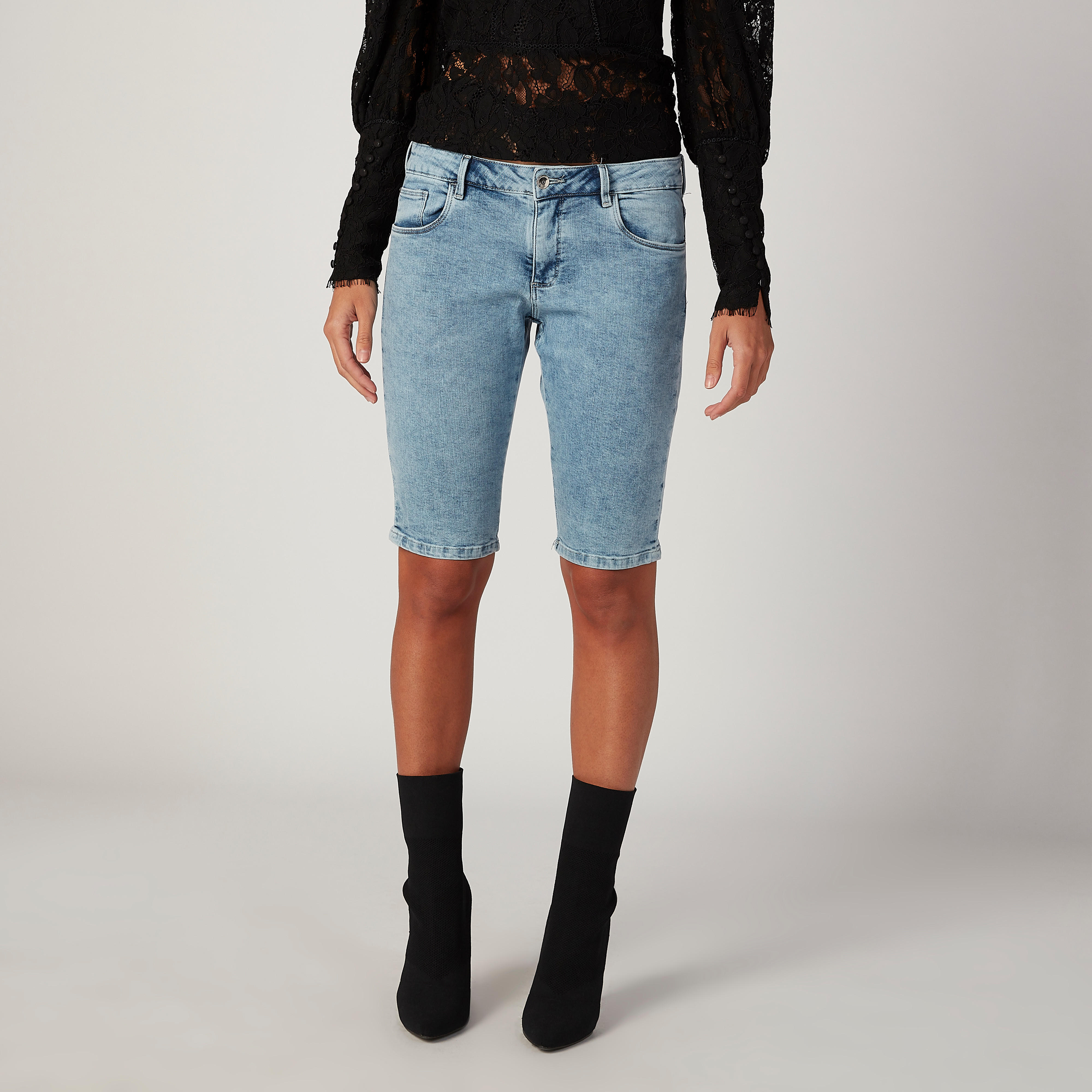 شورت مستدام دينم بقصّة سكيني وخصر منخفض وجيوب-women-clothing-bottoms-shorts-image-1