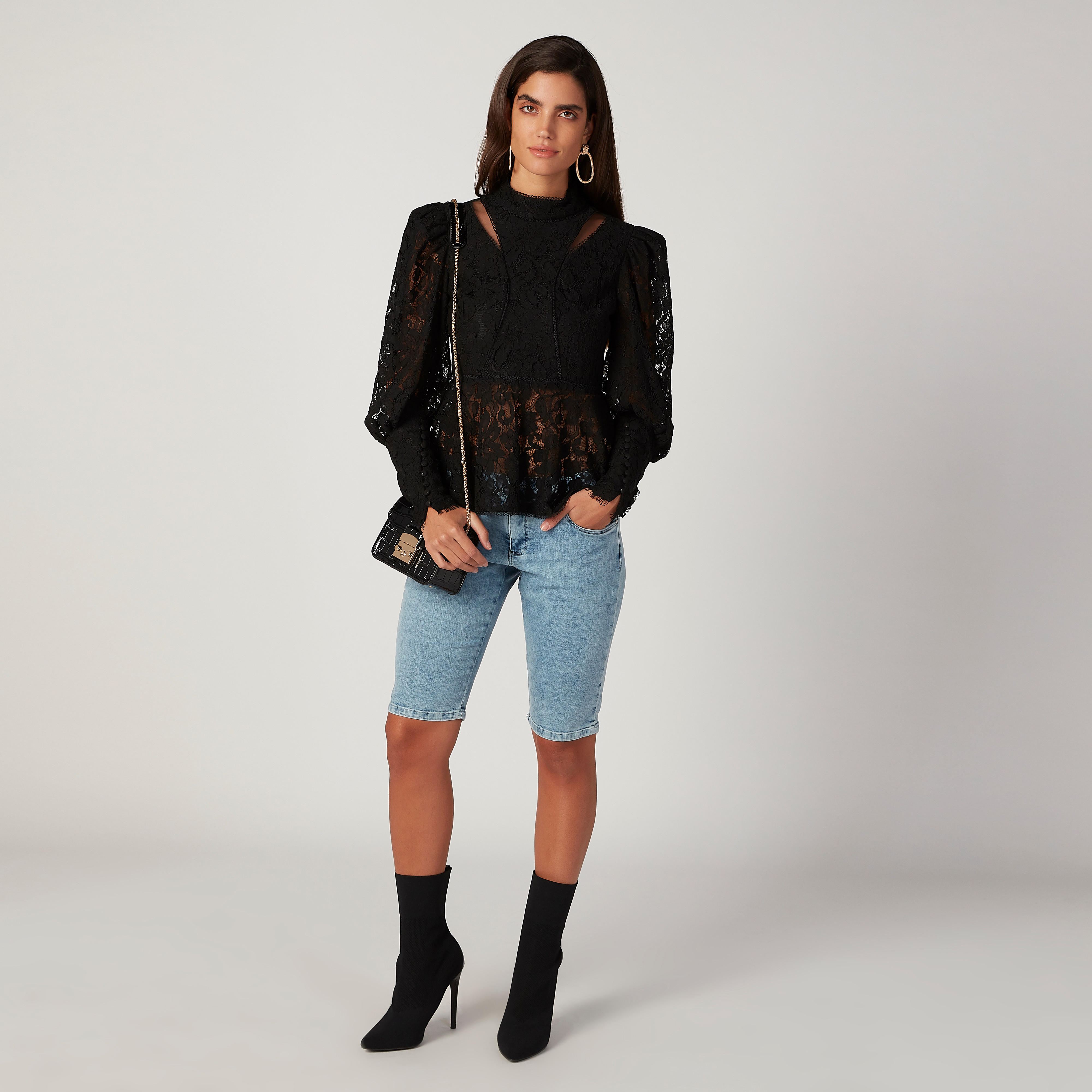 شورت مستدام دينم بقصّة سكيني وخصر منخفض وجيوب-women-clothing-bottoms-shorts-image-2