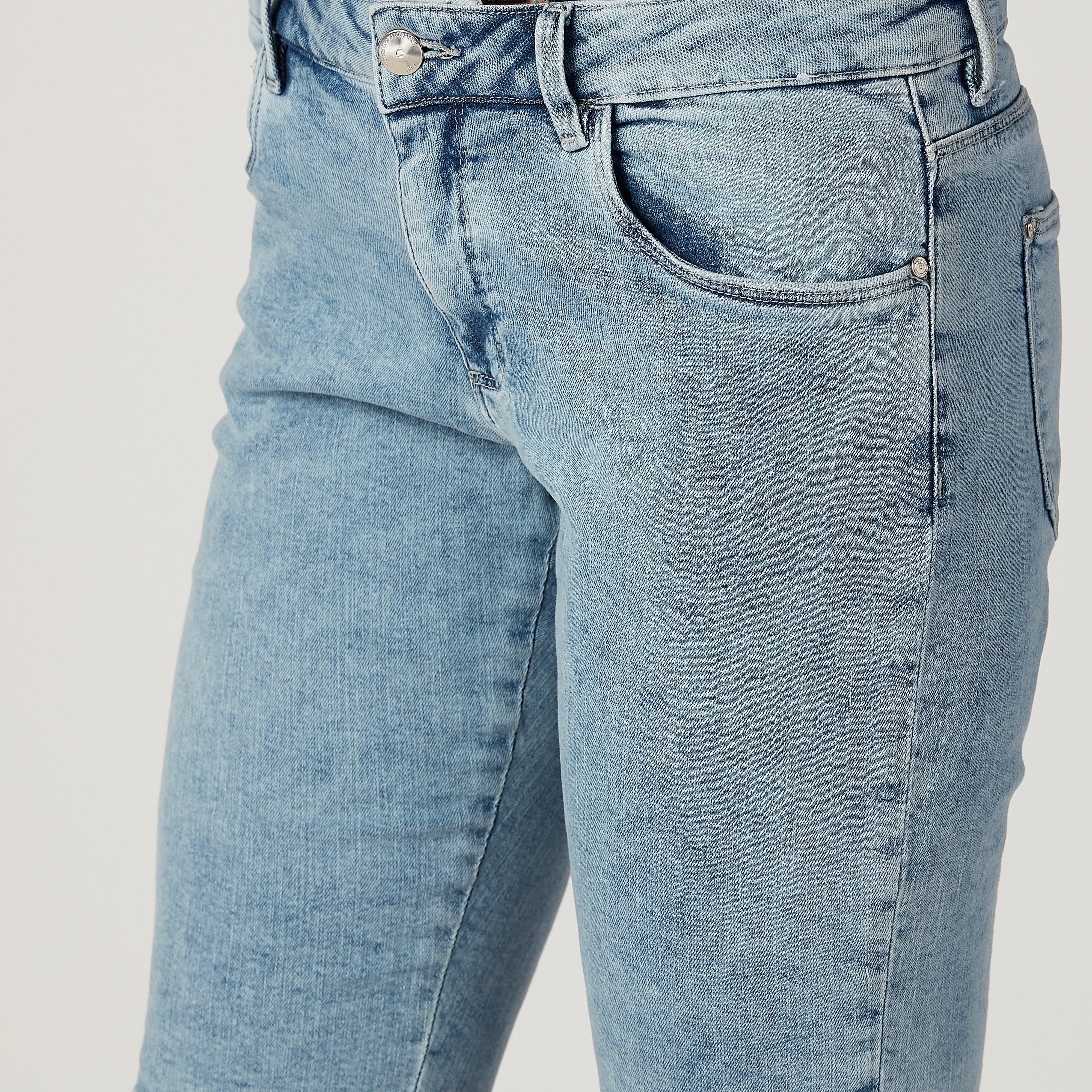 شورت مستدام دينم بقصّة سكيني وخصر منخفض وجيوب-women-clothing-bottoms-shorts-image-3