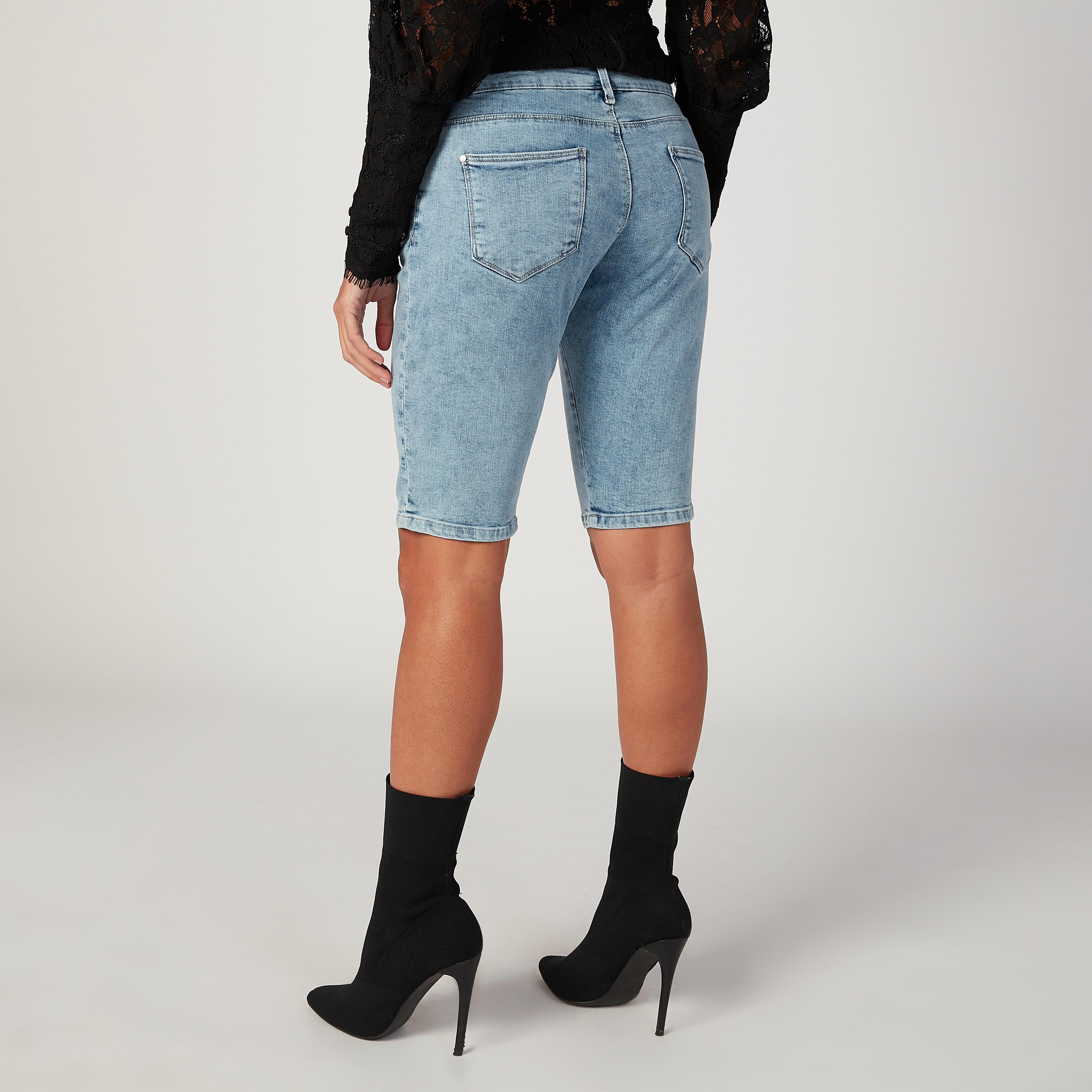 شورت مستدام دينم بقصّة سكيني وخصر منخفض وجيوب-women-clothing-bottoms-shorts-image-4