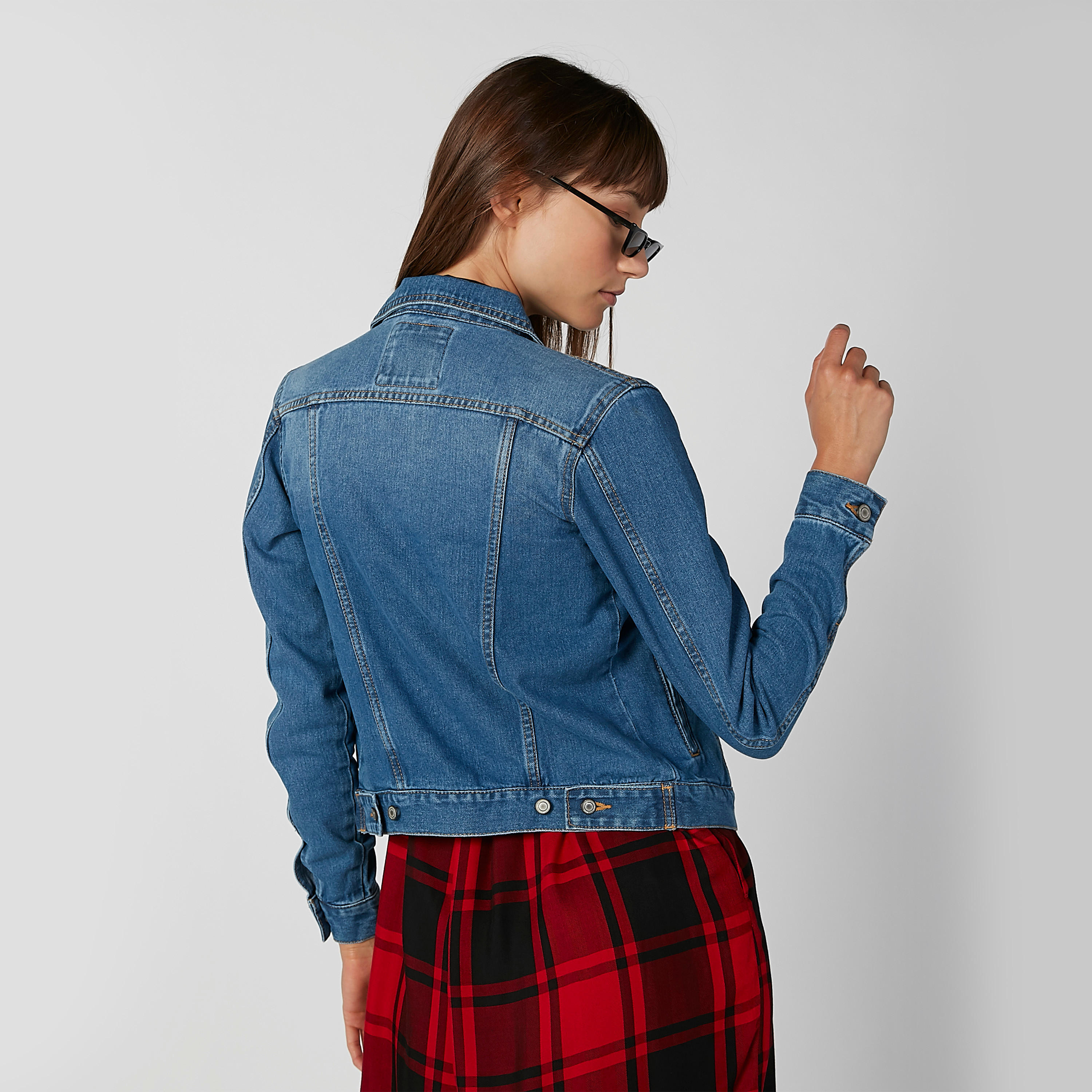 جاكيت جينز مستدام بأكمام طويلة وجيوب بطيّة -women-winterwear-coatsandjackets-jackets-image-1