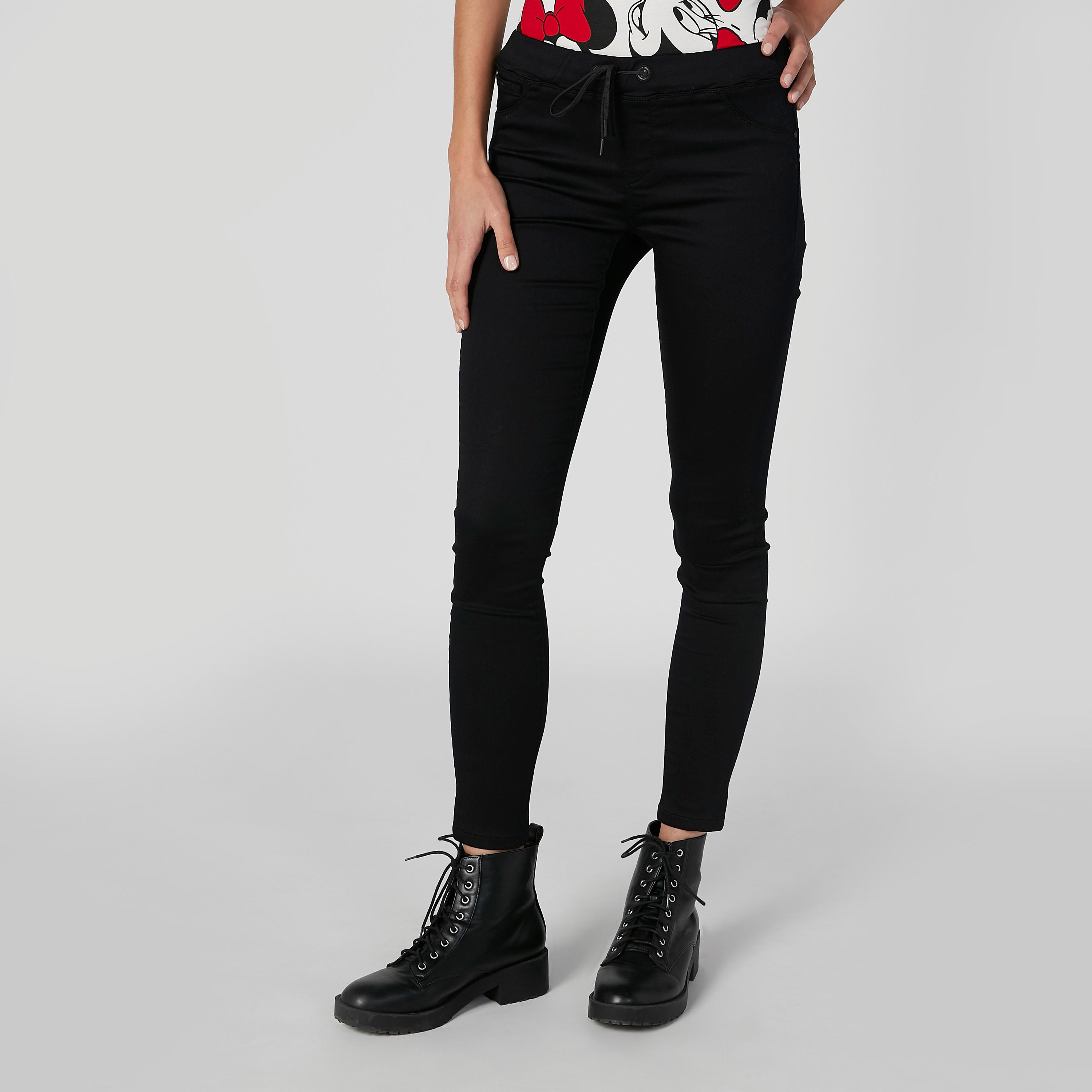 بنطلون جينز مستدام سكيني سادة بخصر متوسط الإرتفاع  وجيوب-women-clothing-bottoms-jeans-image-1