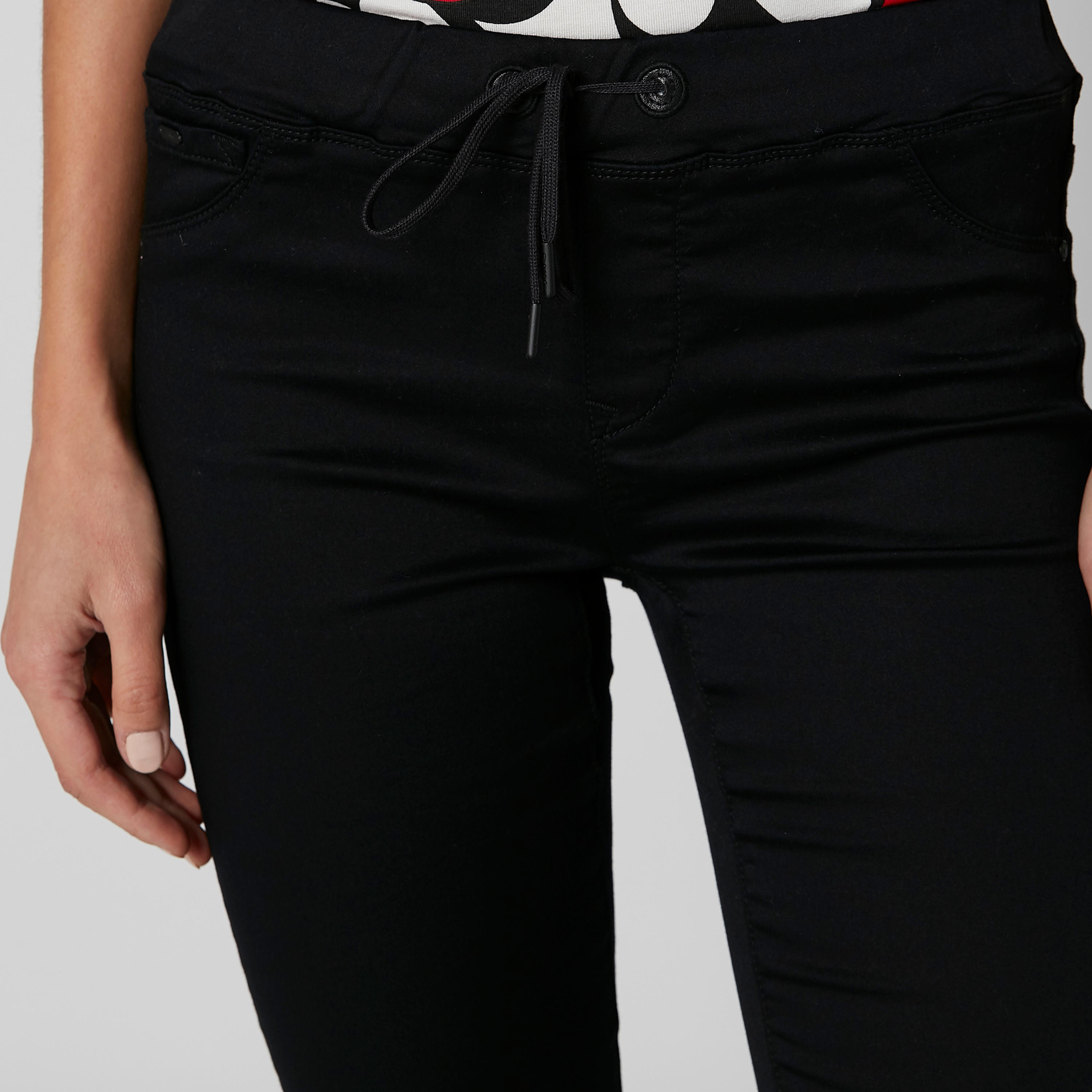 بنطلون جينز مستدام سكيني سادة بخصر متوسط الإرتفاع  وجيوب-women-clothing-bottoms-jeans-image-3