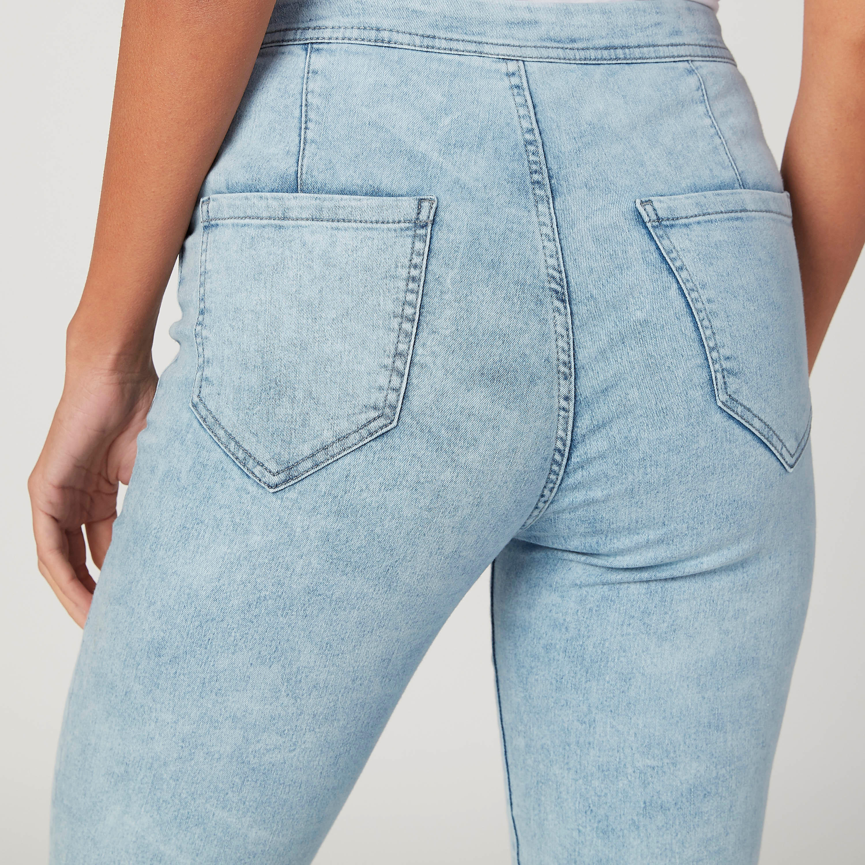 بنطلون جينز مستدام سكيني مقلّم بخصر متوسط الارتفاع وجيوب -women-clothing-bottoms-jeans-image-3