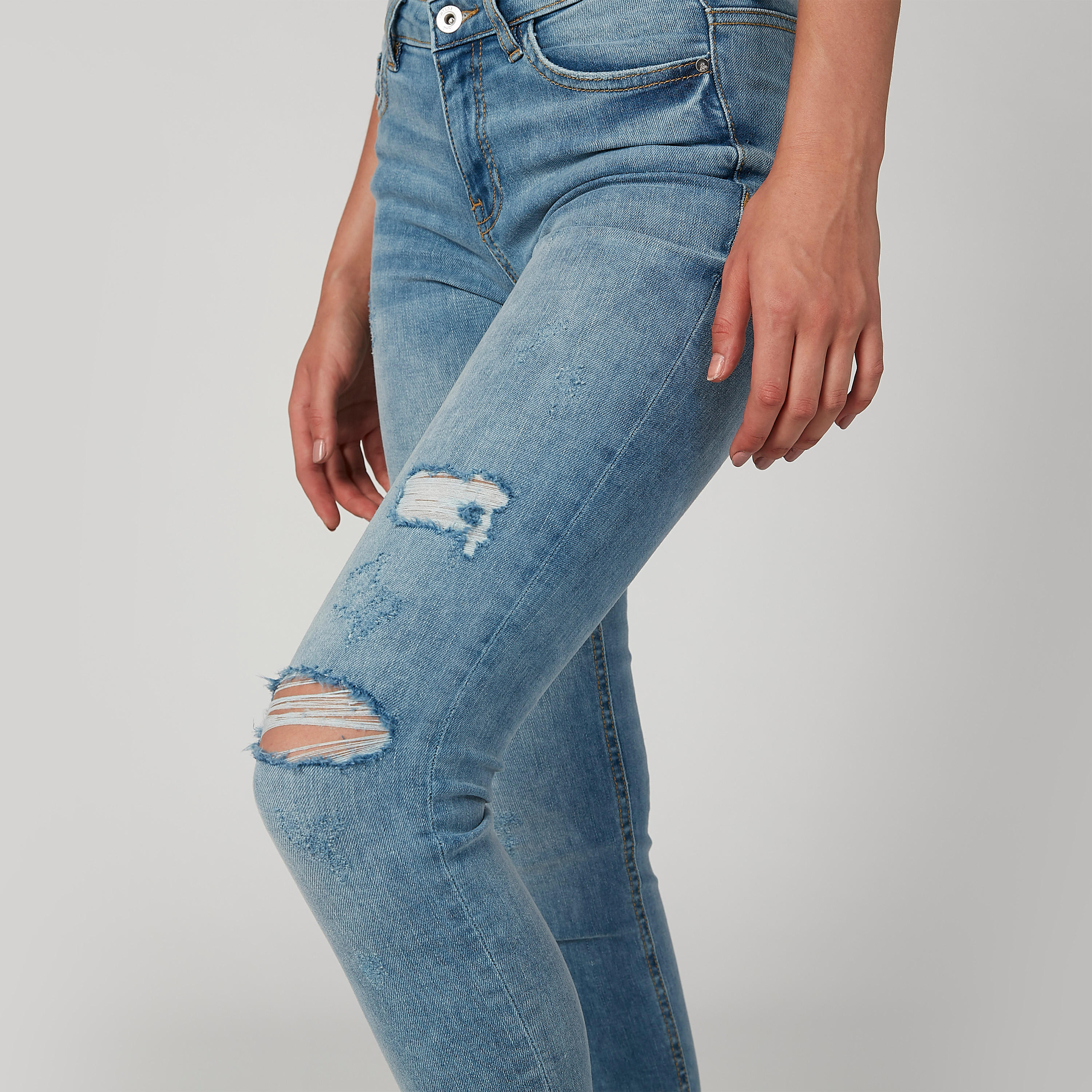 بنطلون جينز مستدام سكيني ممزّق بخصر متوسط الارتفاع وجيوب -women-clothing-bottoms-jeans-image-3