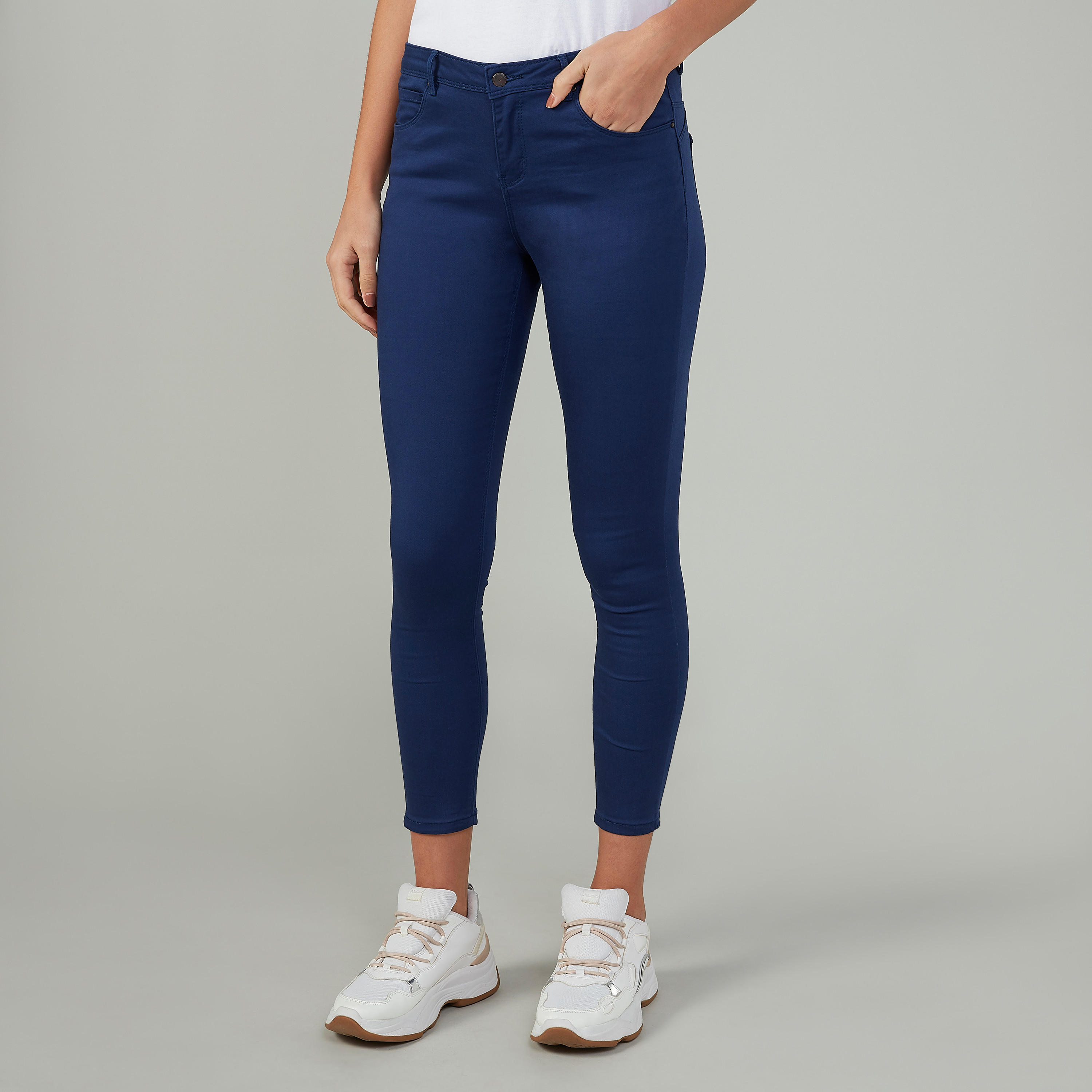 بنطلون جينز مستدام سكيني سادة بخصر متوسط الإرتفاع وجيوب-women-clothing-bottoms-jeans-image-1