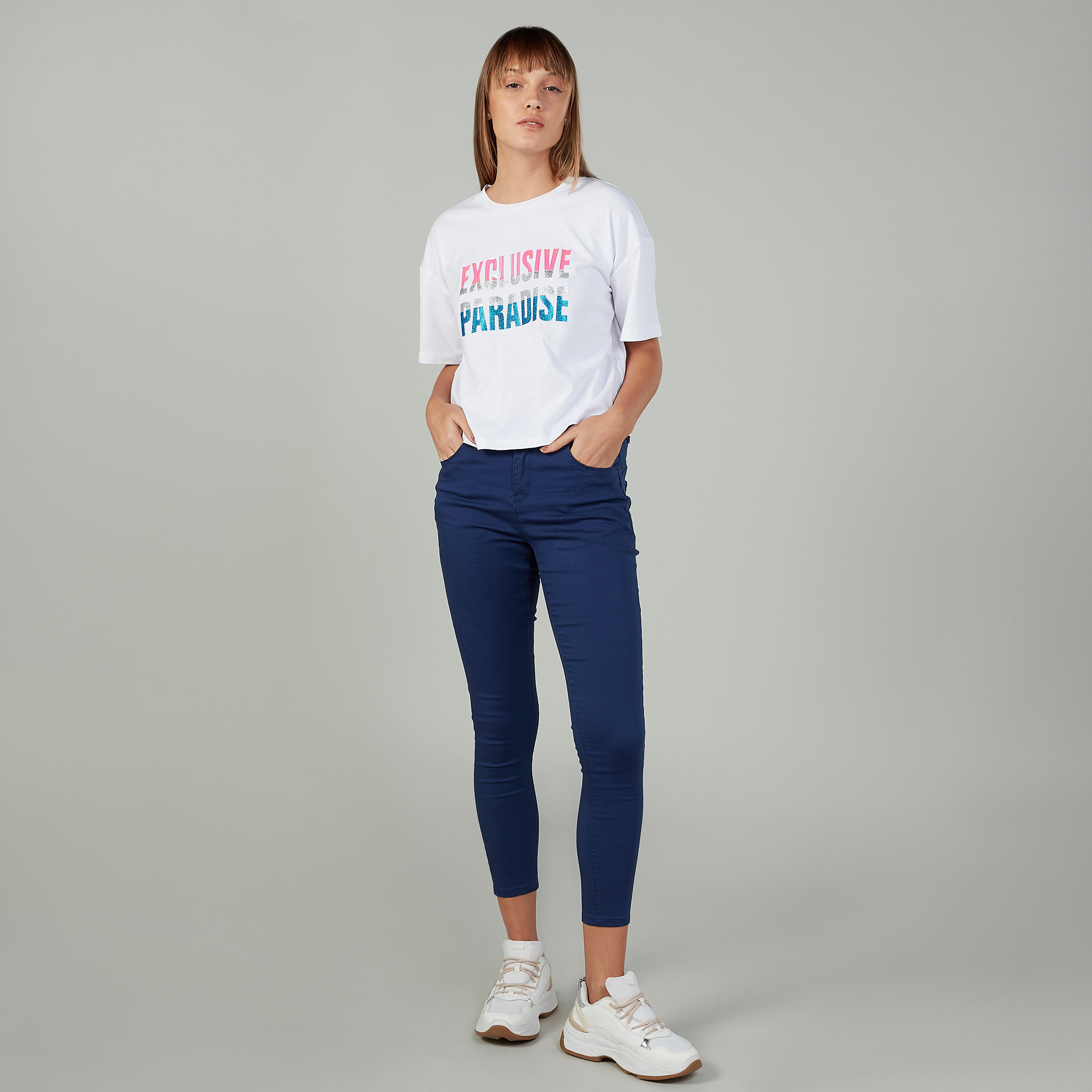 بنطلون جينز مستدام سكيني سادة بخصر متوسط الإرتفاع وجيوب-women-clothing-bottoms-jeans-image-2