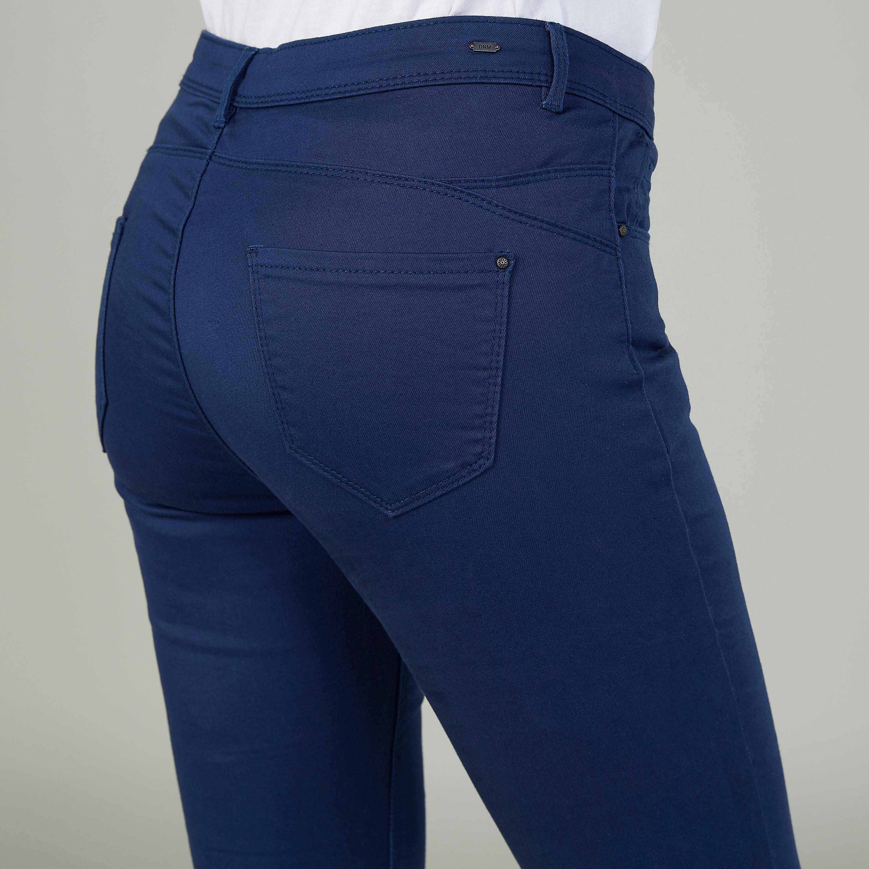 بنطلون جينز مستدام سكيني سادة بخصر متوسط الإرتفاع وجيوب-women-clothing-bottoms-jeans-image-3