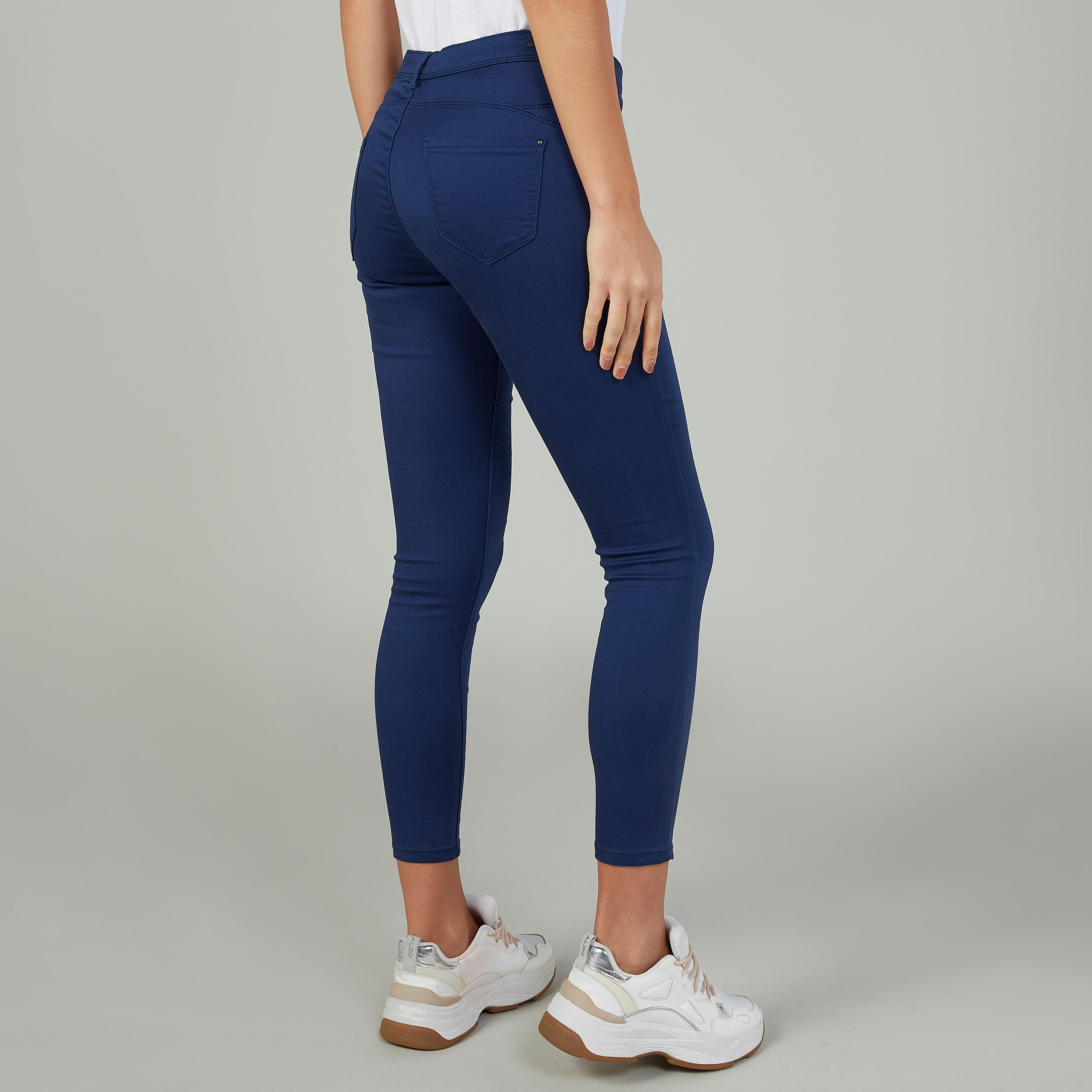 بنطلون جينز مستدام سكيني سادة بخصر متوسط الإرتفاع وجيوب-women-clothing-bottoms-jeans-image-4