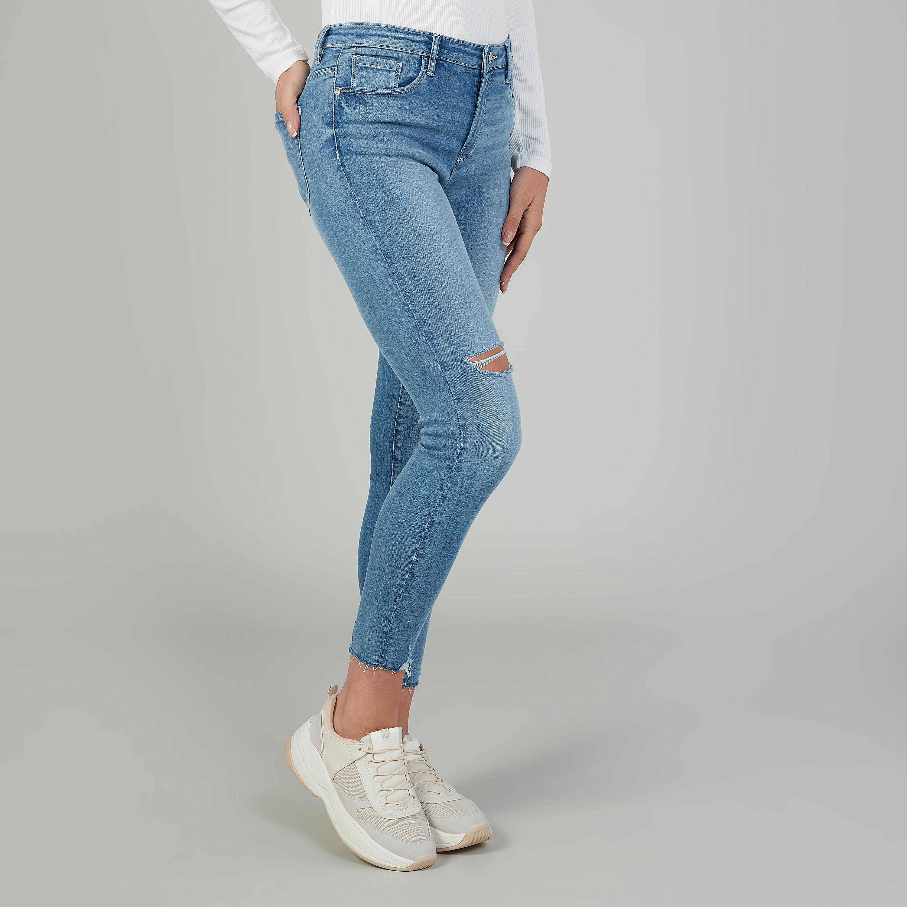 بنطال جينز بتصميم ممزق وزر إغلاق-women-clothing-bottoms-jeans-image-5