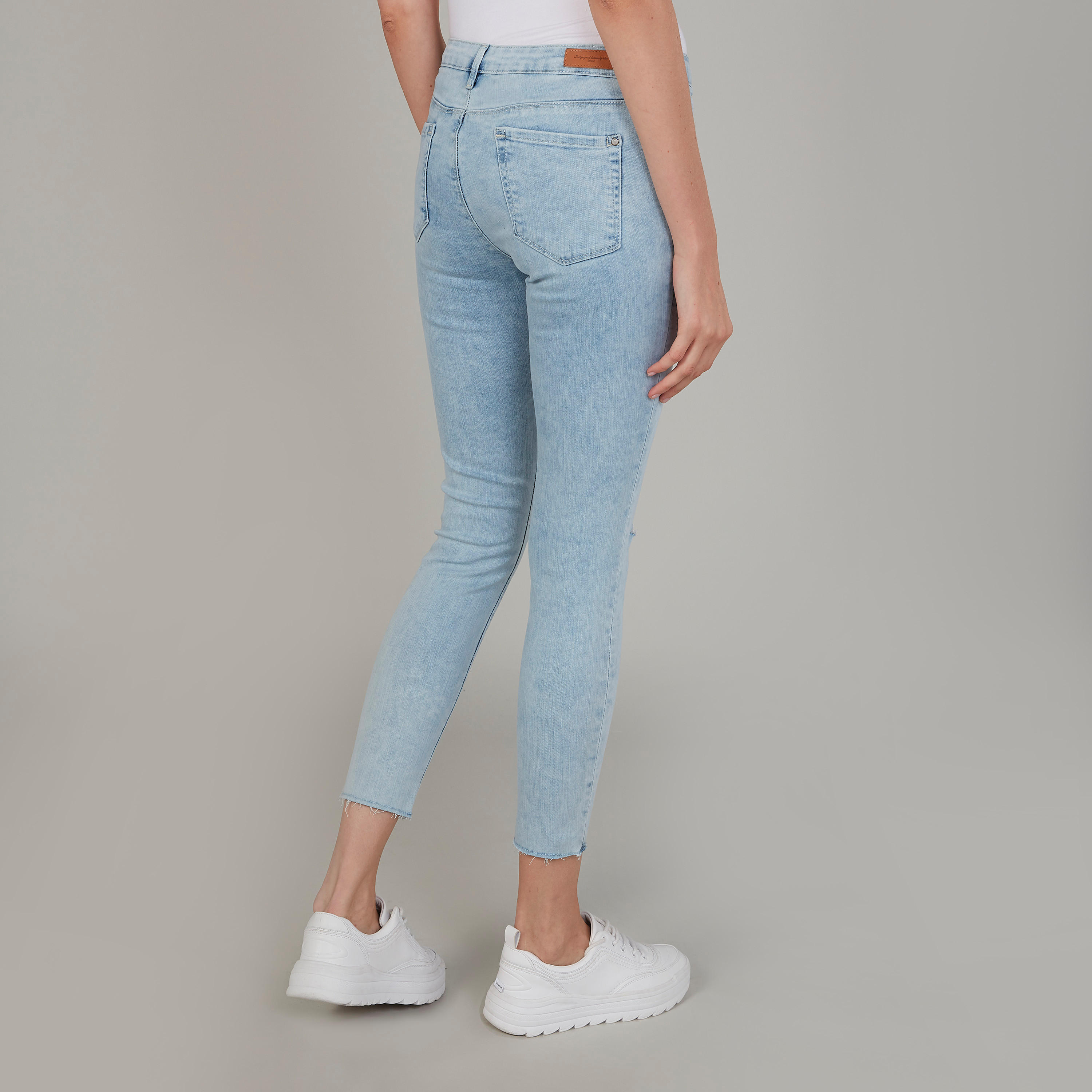 بنطلون جينز ممزّق بجيوب وحلقات حزام-women-clothing-bottoms-jeans-image-4