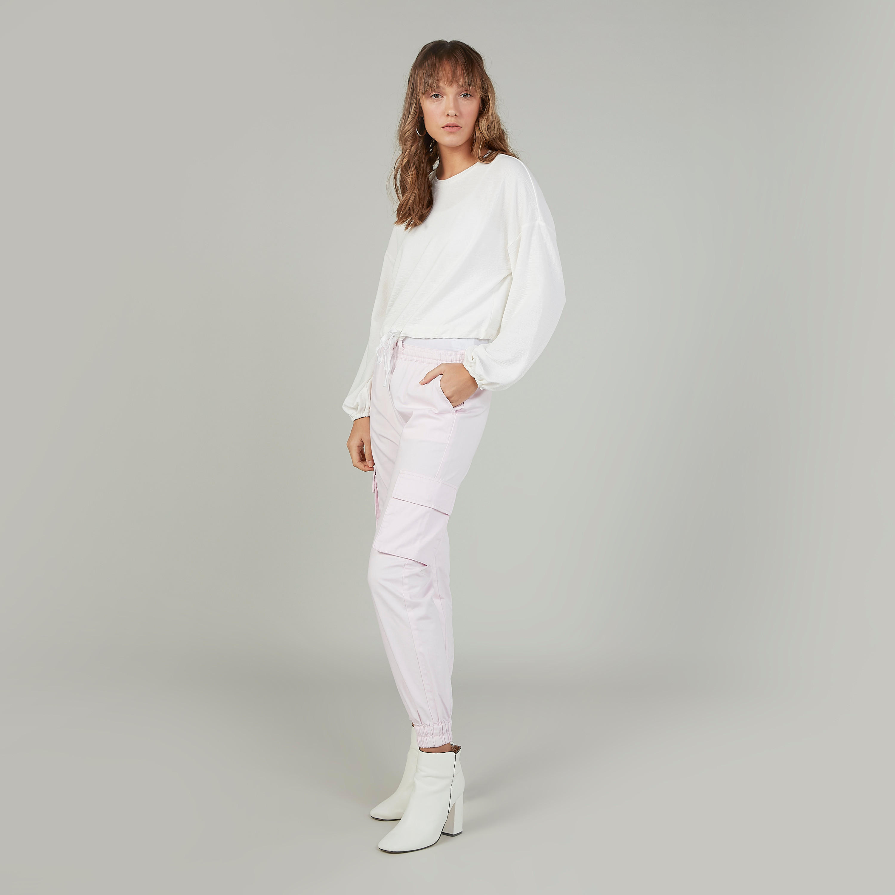 بنطلون كارجو مستدام سكيني فيت سادة بخصر متوسط الارتفاع وجيوب-women-clothing-bottoms-joggers-image-2