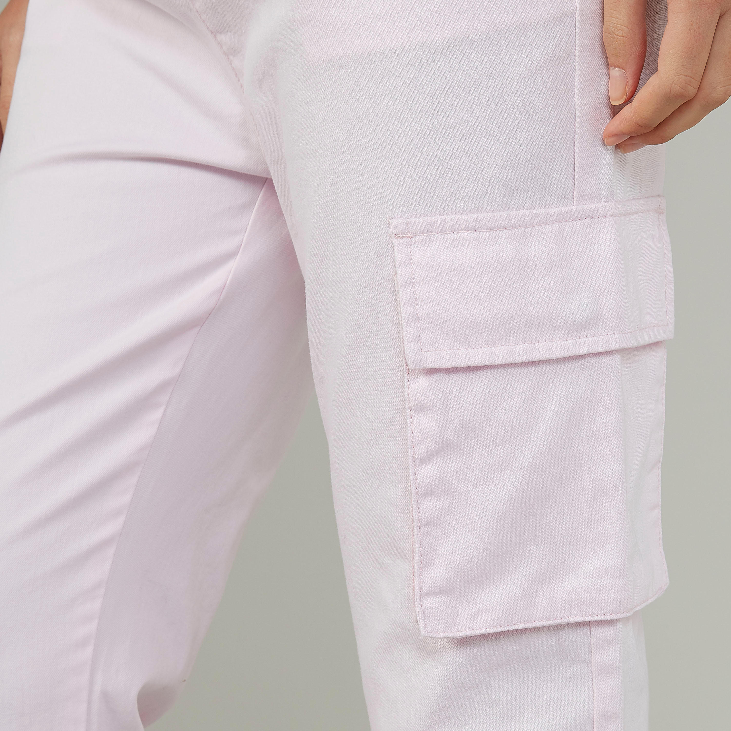 بنطلون كارجو مستدام سكيني فيت سادة بخصر متوسط الارتفاع وجيوب-women-clothing-bottoms-joggers-image-3
