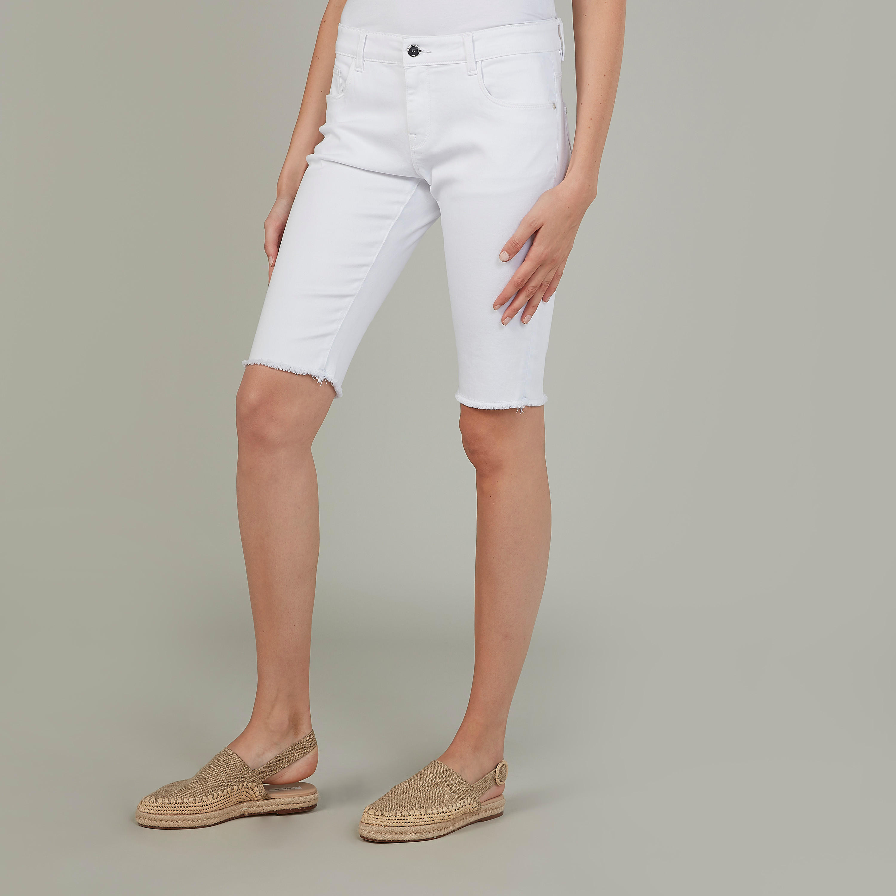 شورت دنيم بطول الركبة بحوّاف مهدّبة-women-clothing-bottoms-shorts-image-1