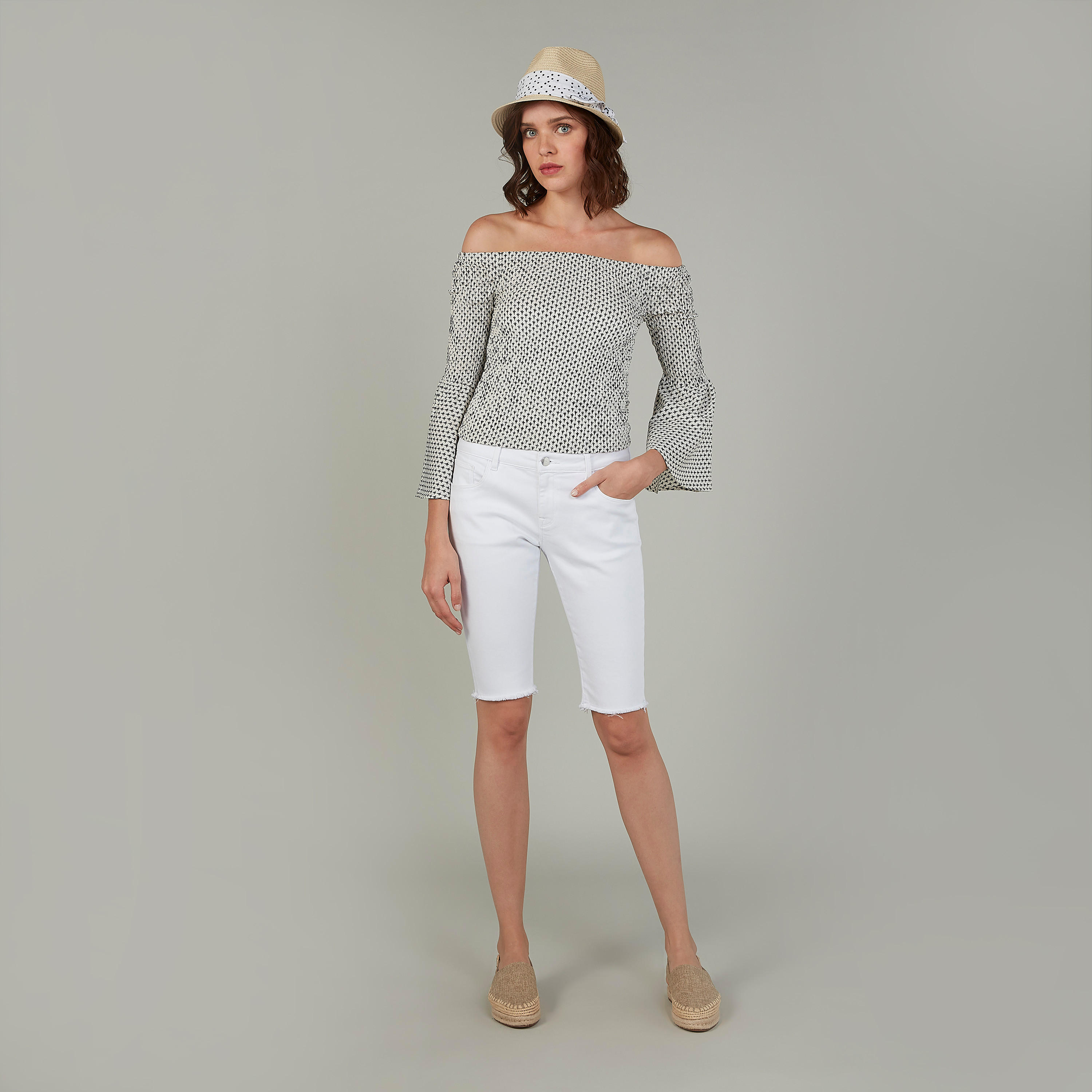 شورت دنيم بطول الركبة بحوّاف مهدّبة-women-clothing-bottoms-shorts-image-2