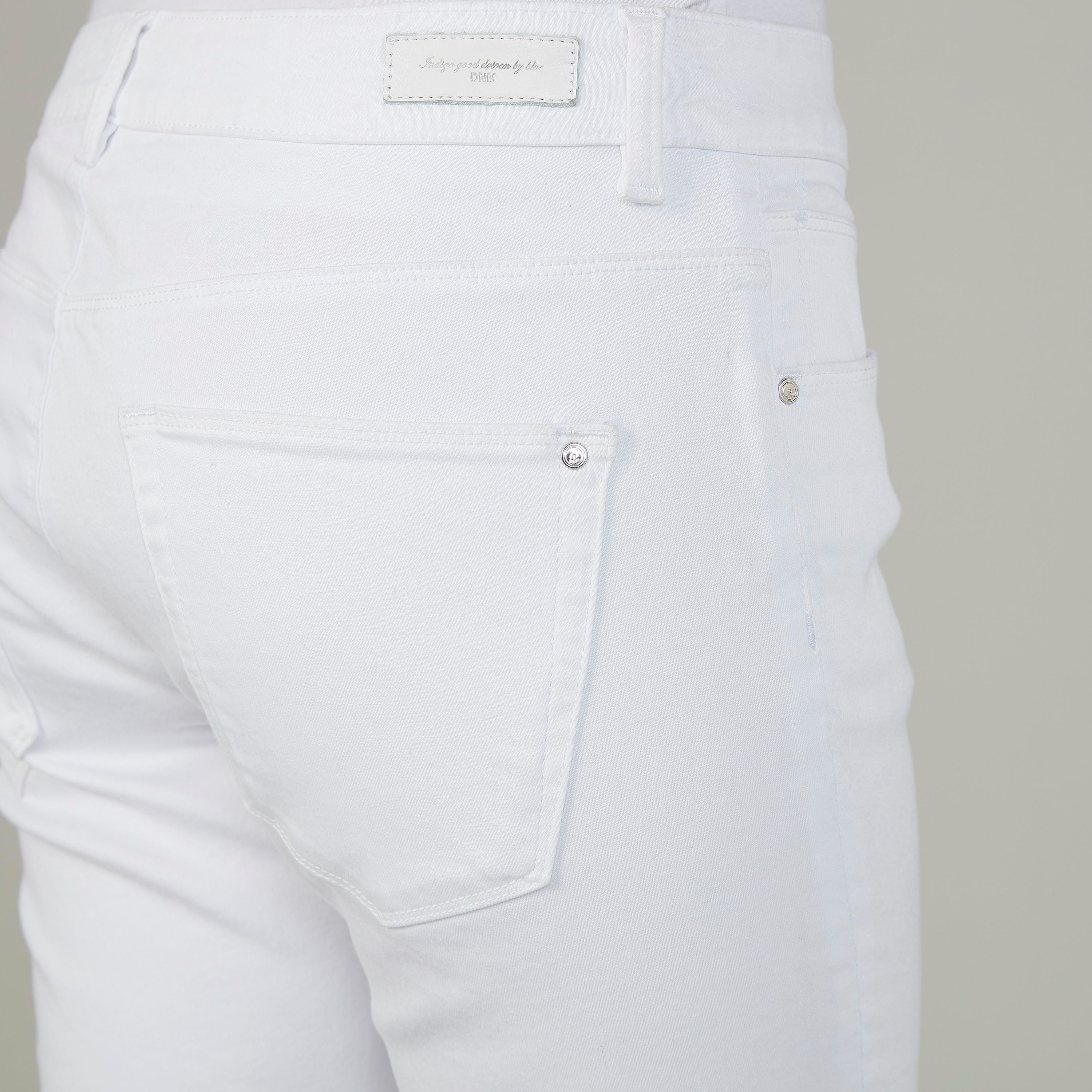 شورت دنيم بطول الركبة بحوّاف مهدّبة-women-clothing-bottoms-shorts-image-3