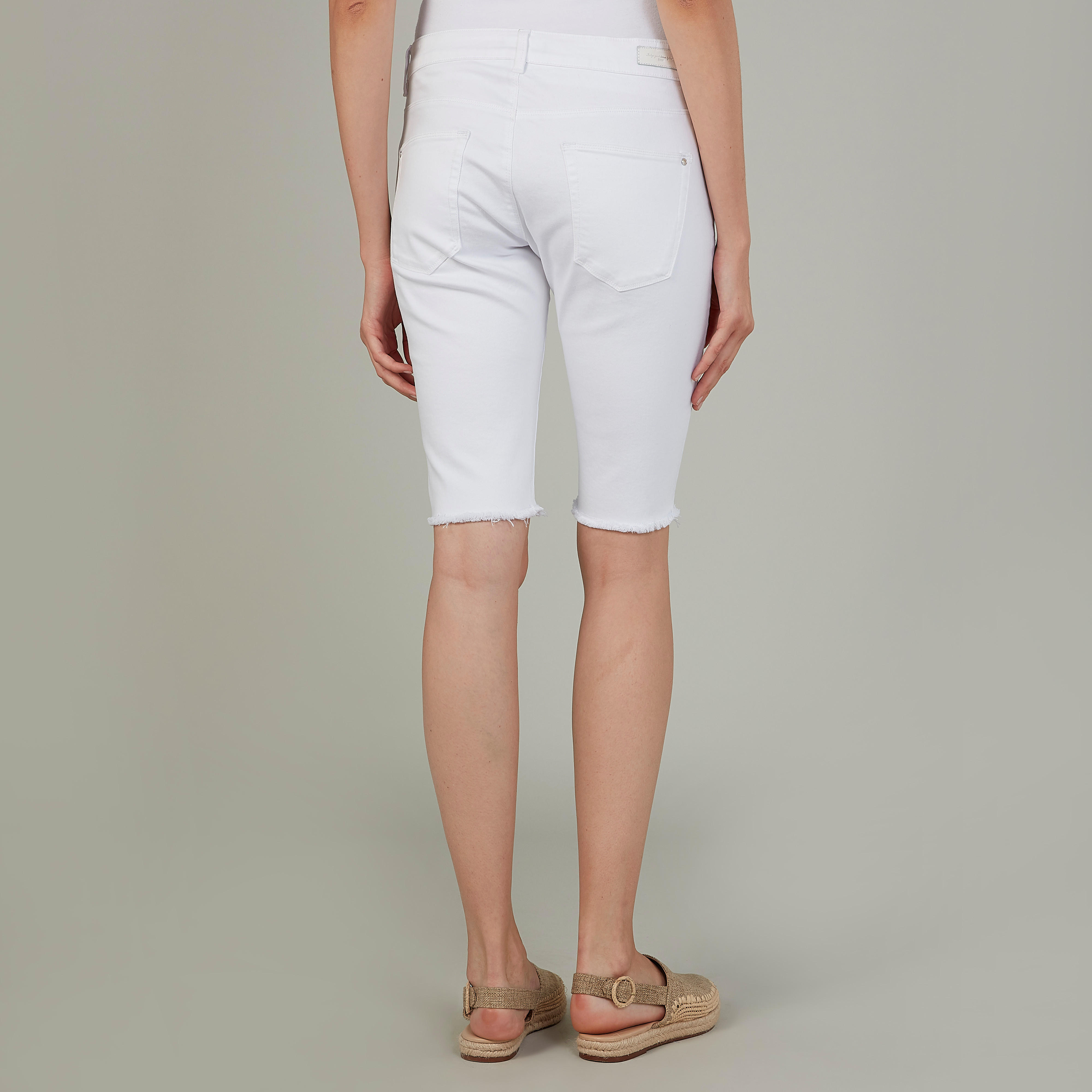 شورت دنيم بطول الركبة بحوّاف مهدّبة-women-clothing-bottoms-shorts-image-4