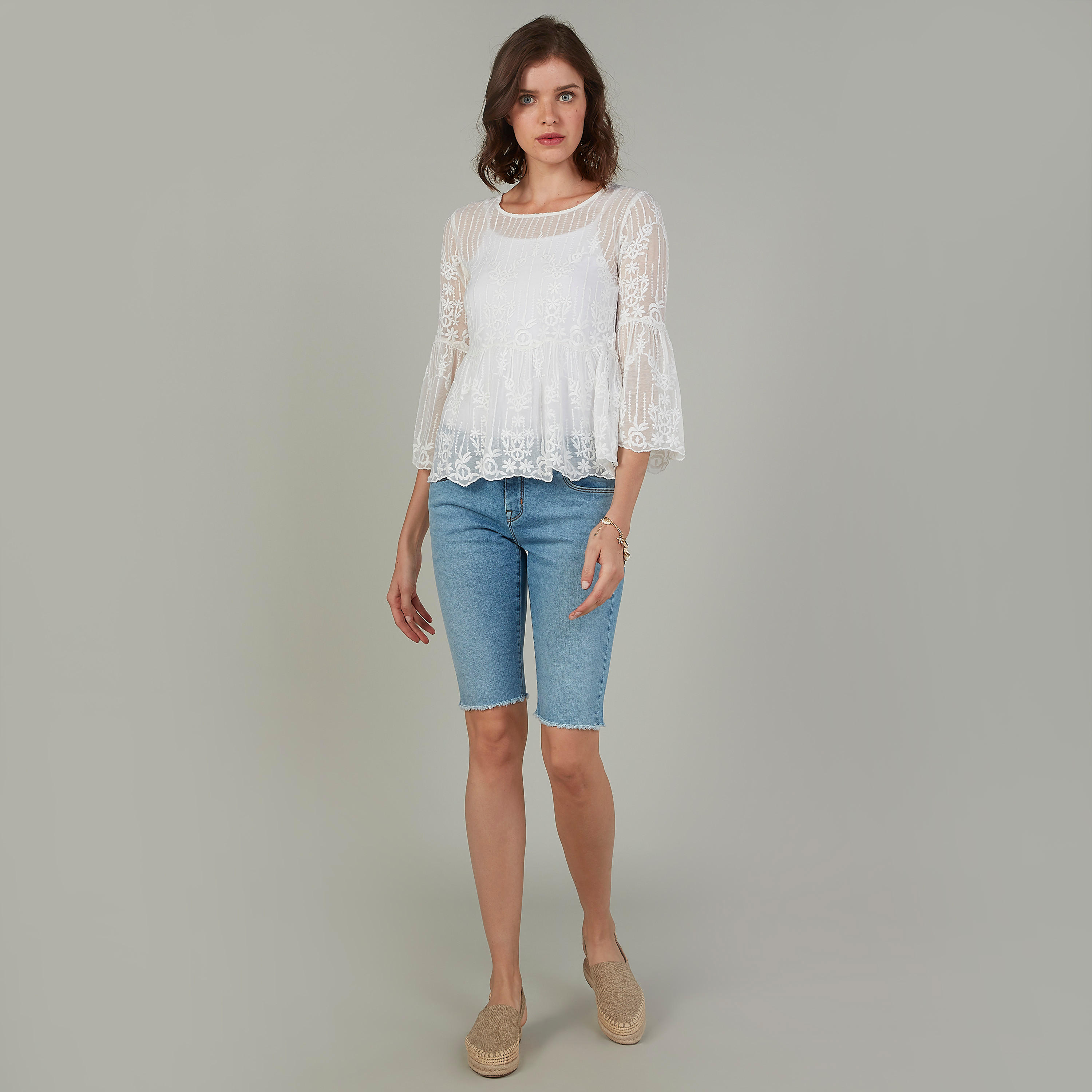 شورت دينم سادة بخصر منخفض بجيوب-women-clothing-bottoms-shorts-image-2