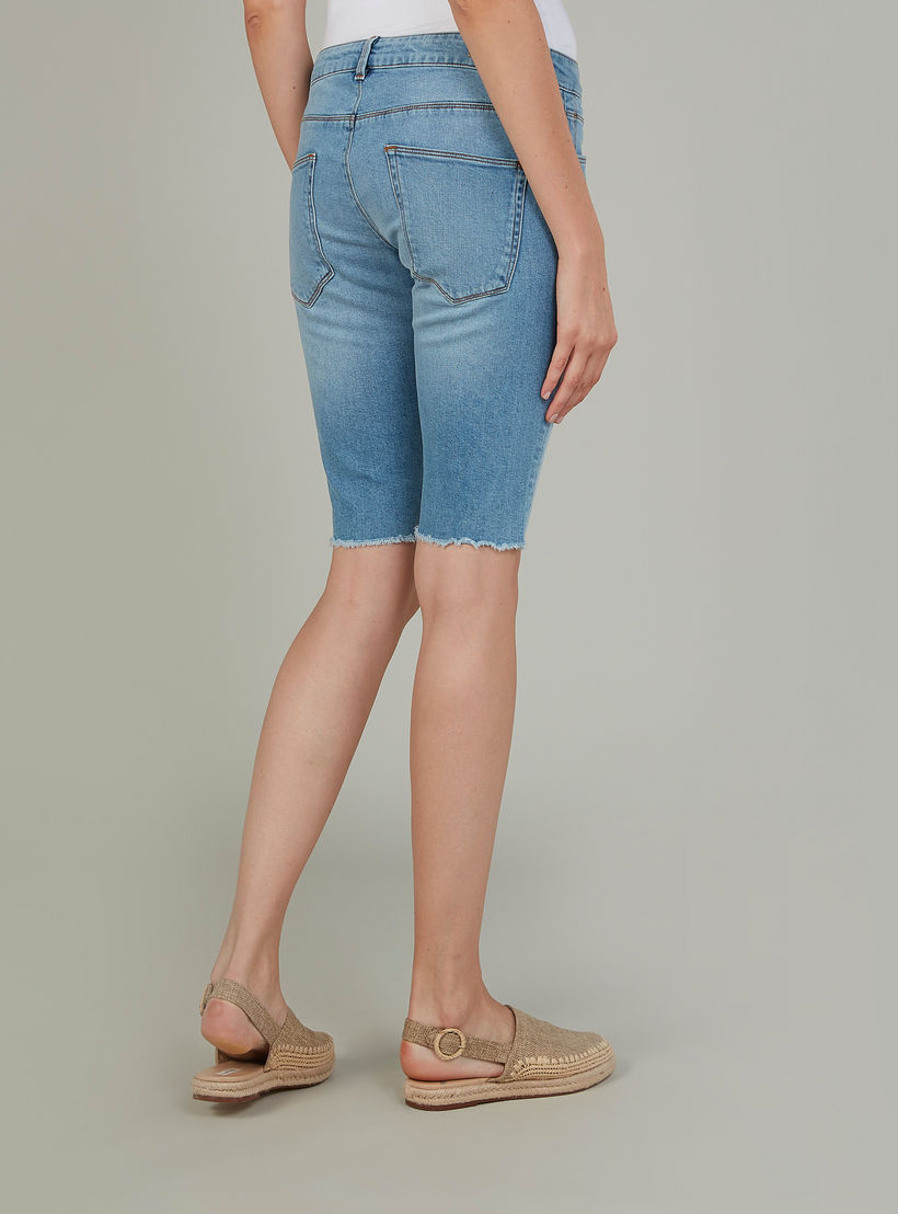 شورت دينم سادة بخصر منخفض بجيوب-women-clothing-bottoms-shorts-image-4