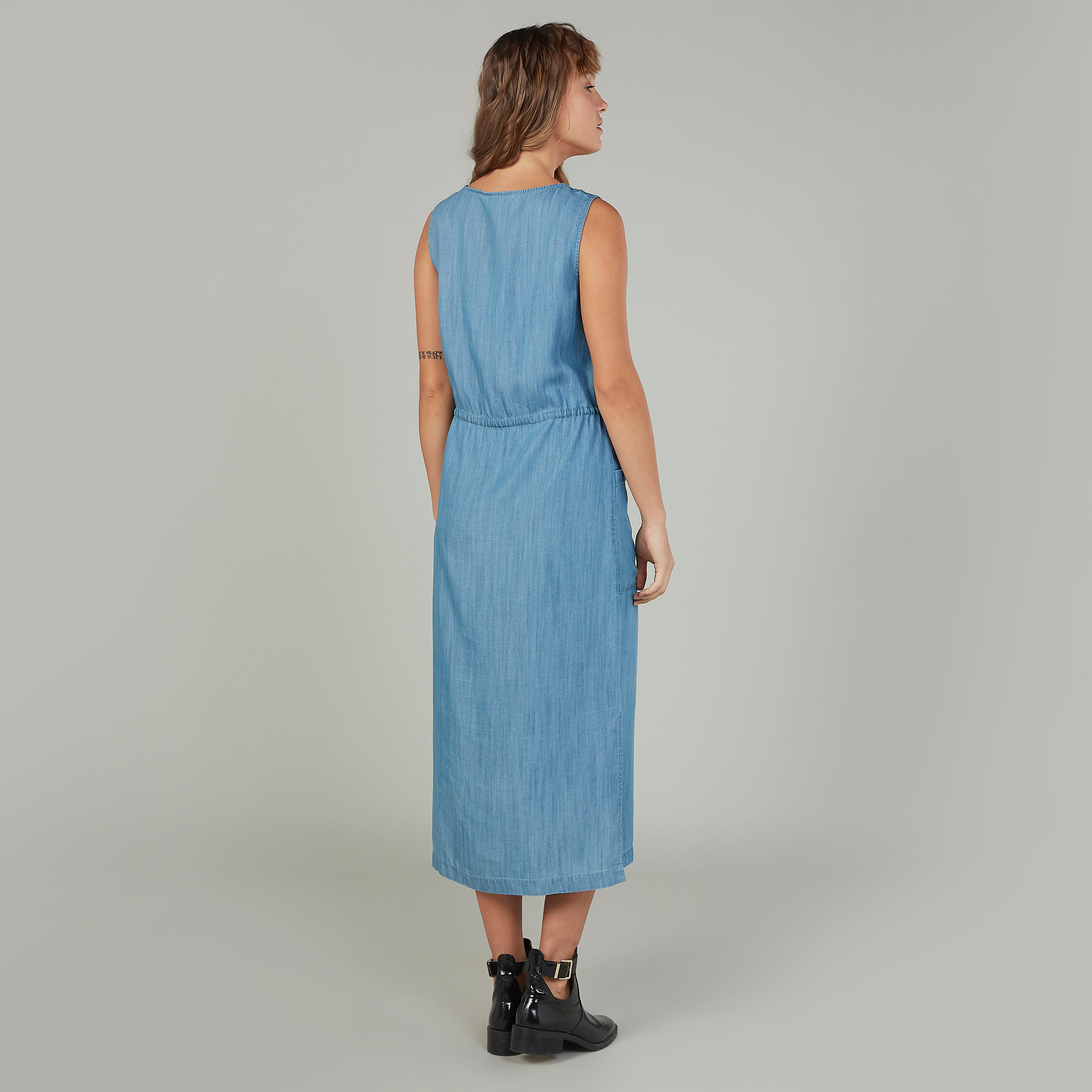 فستان مستدام دينم سادة واسع متوسط الطول بجيوب من لي كوبر-women-clothing-dresses-image-4