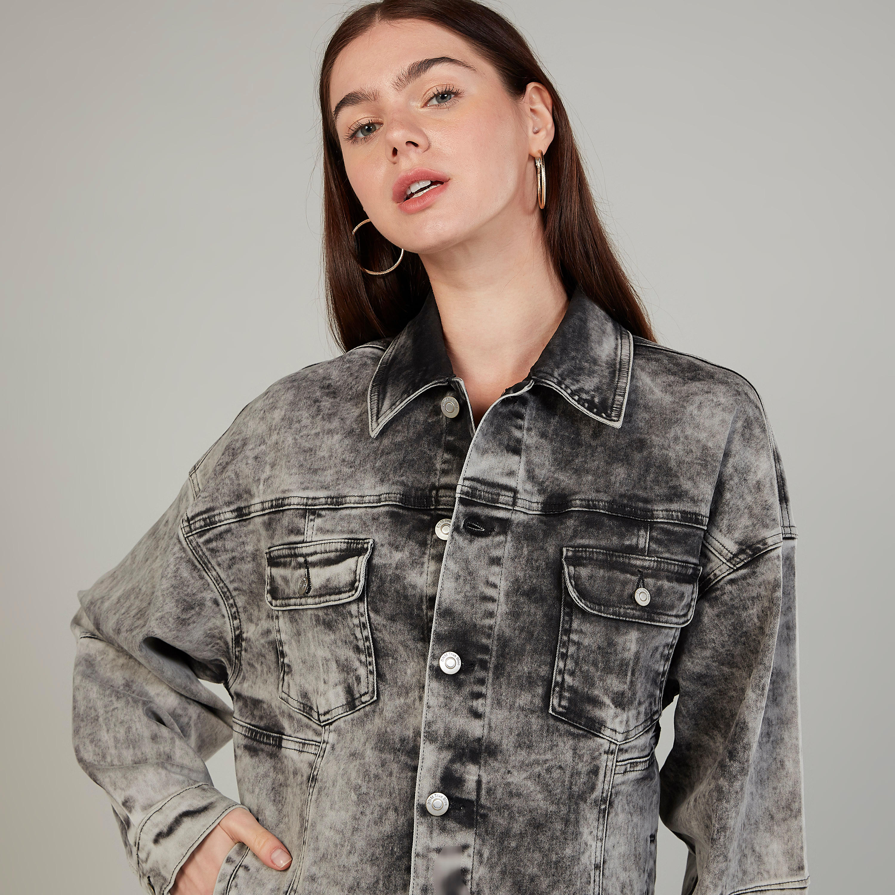 جاكيت دينم بأكمام طويلة وجيوب بطيّة من خامات مستدامة-women-winterwear-coatsandjackets-jackets-image-3