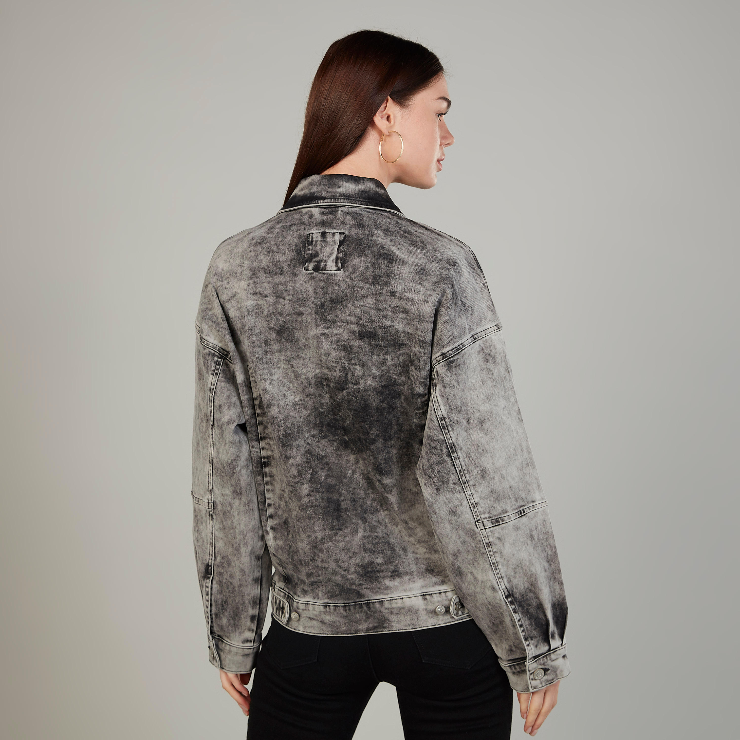 جاكيت دينم بأكمام طويلة وجيوب بطيّة من خامات مستدامة-women-winterwear-coatsandjackets-jackets-image-4