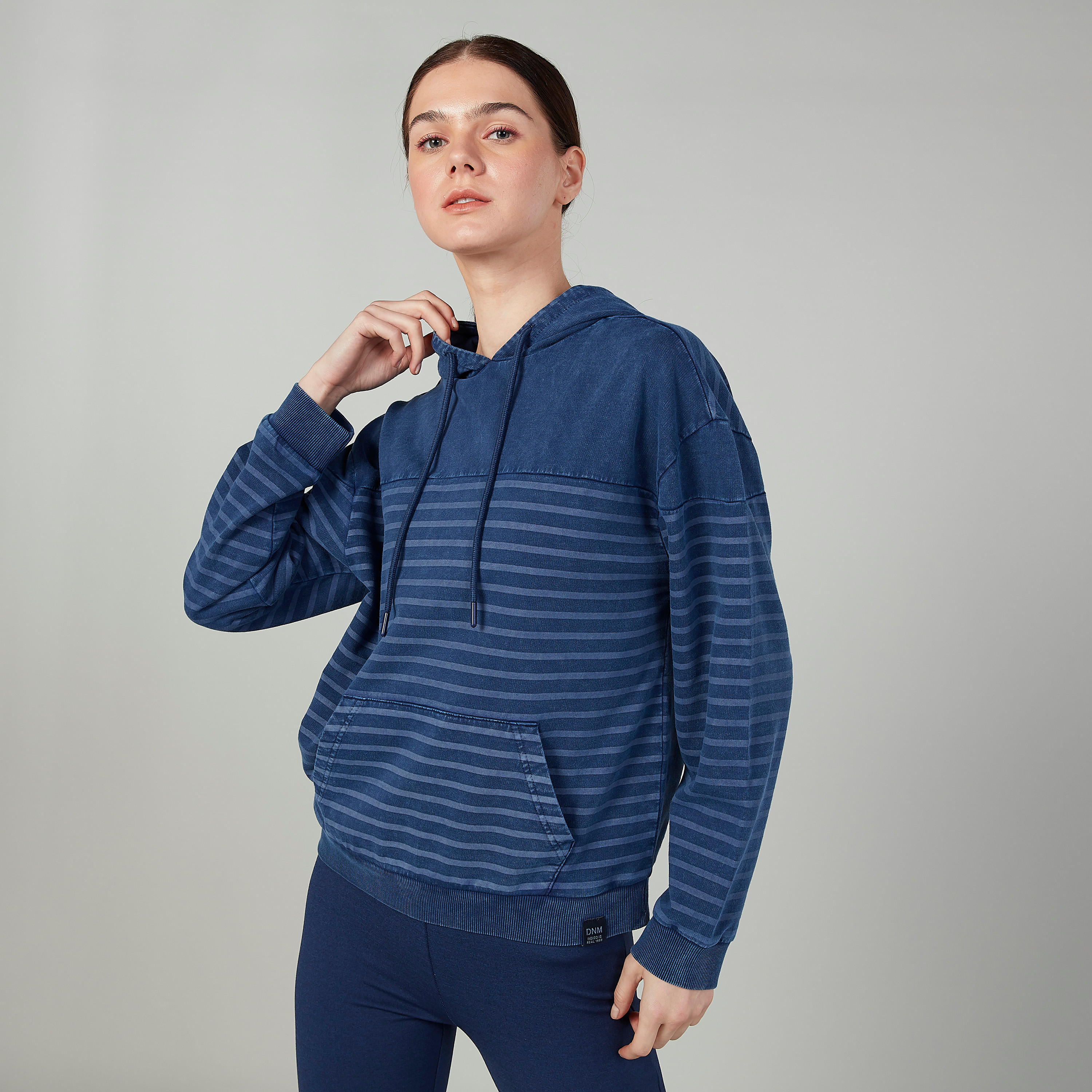 هودي سليم مخطط بأكمام طويلة وجيوب كانغارو-women-winterwear-hoodiesandsweatshirts-hoodies-image-1