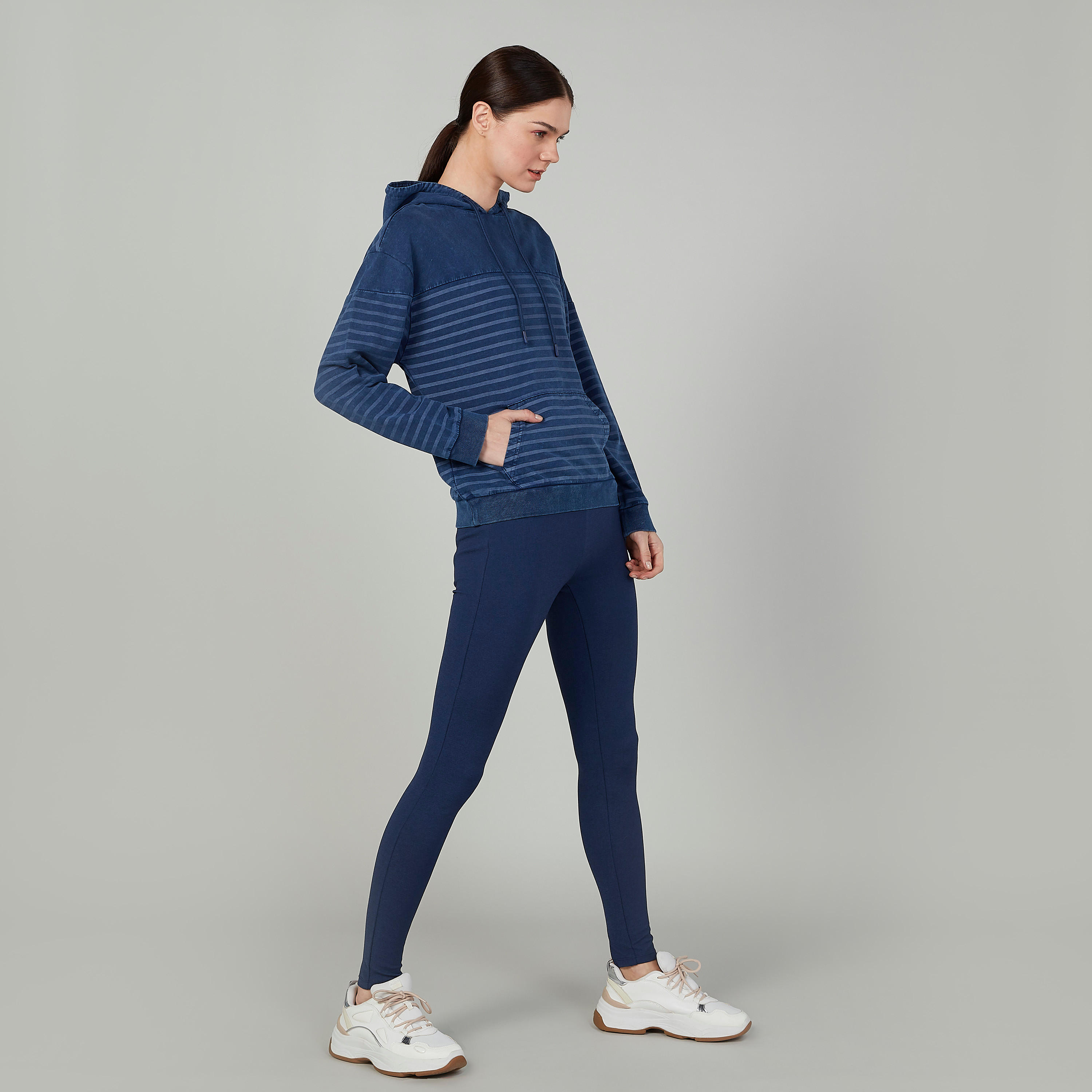 هودي سليم مخطط بأكمام طويلة وجيوب كانغارو-women-winterwear-hoodiesandsweatshirts-hoodies-image-2