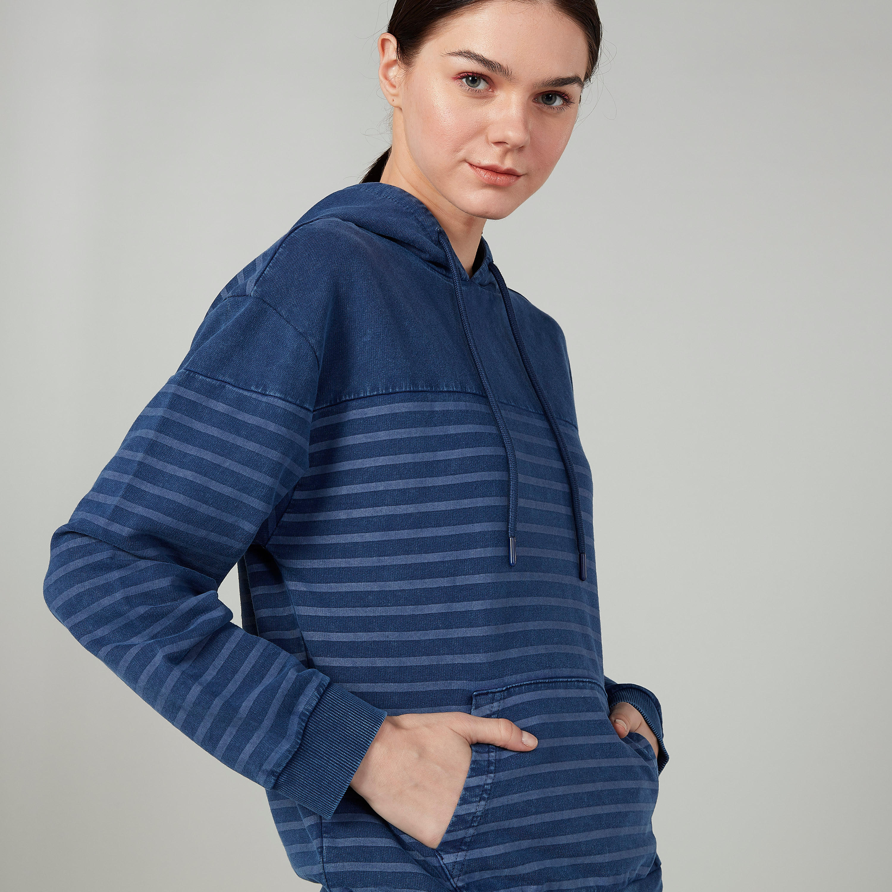 هودي سليم مخطط بأكمام طويلة وجيوب كانغارو-women-winterwear-hoodiesandsweatshirts-hoodies-image-3