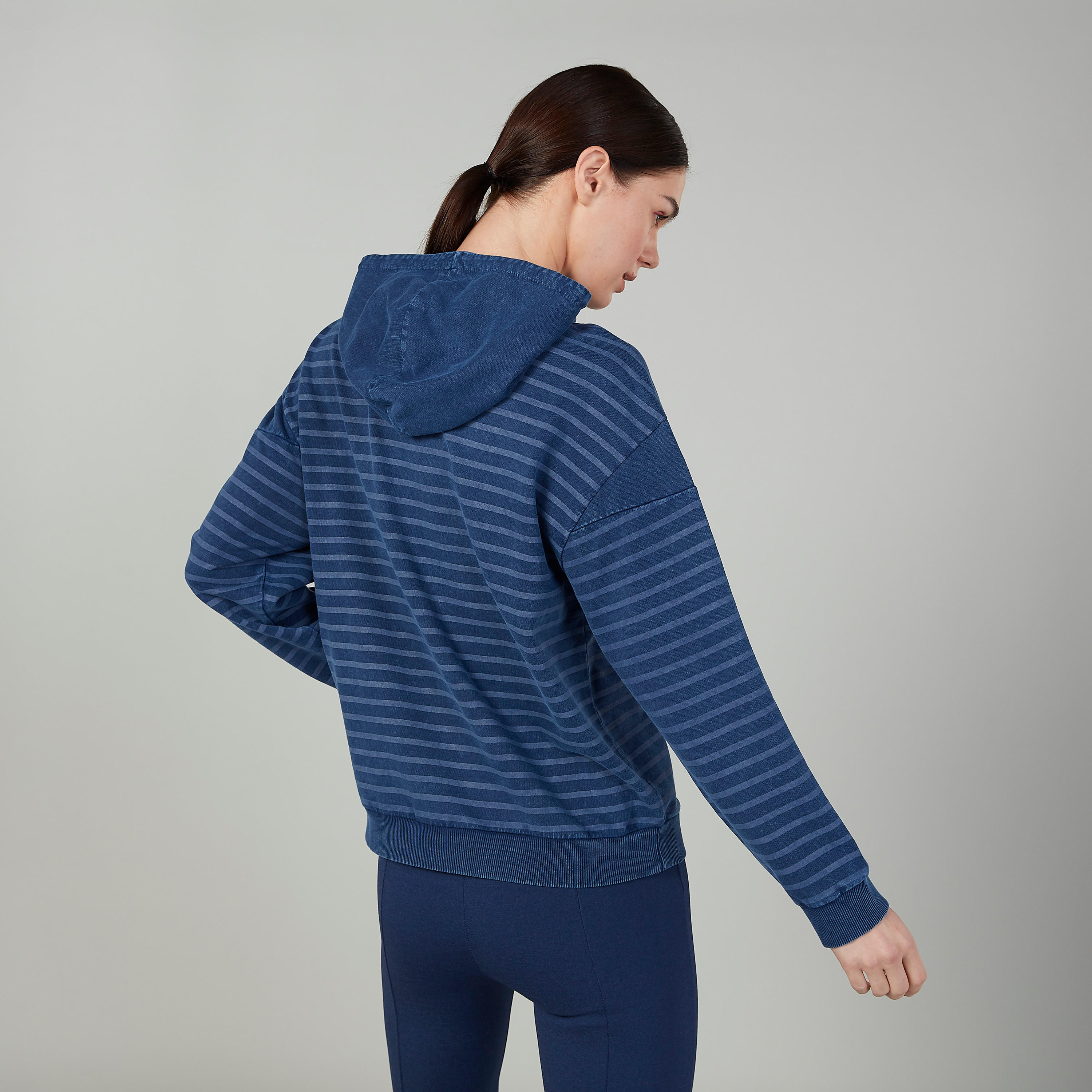 هودي سليم مخطط بأكمام طويلة وجيوب كانغارو-women-winterwear-hoodiesandsweatshirts-hoodies-image-4