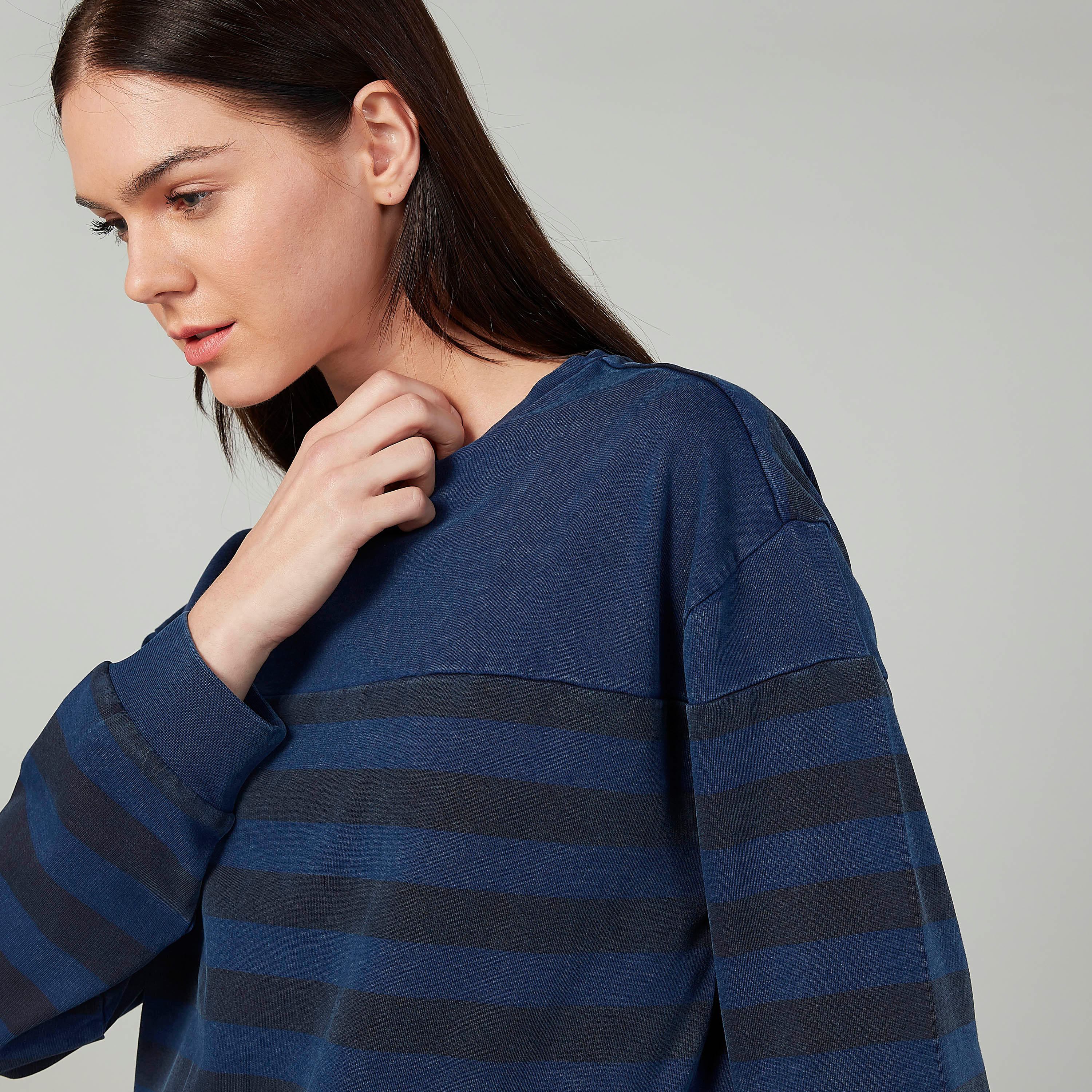 سويت شيرت مخطّط بياقة مستديرة وأكمام طويلة-women-winterwear-hoodiesandsweatshirts-hoodies-image-3