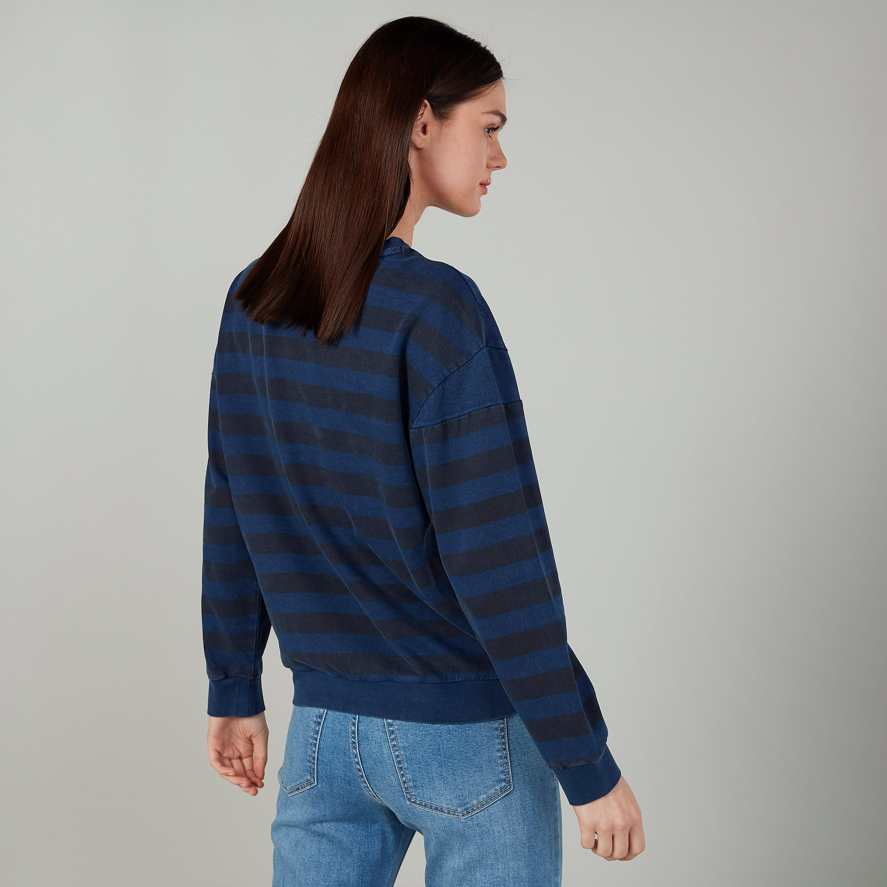 سويت شيرت مخطّط بياقة مستديرة وأكمام طويلة-women-winterwear-hoodiesandsweatshirts-hoodies-image-4